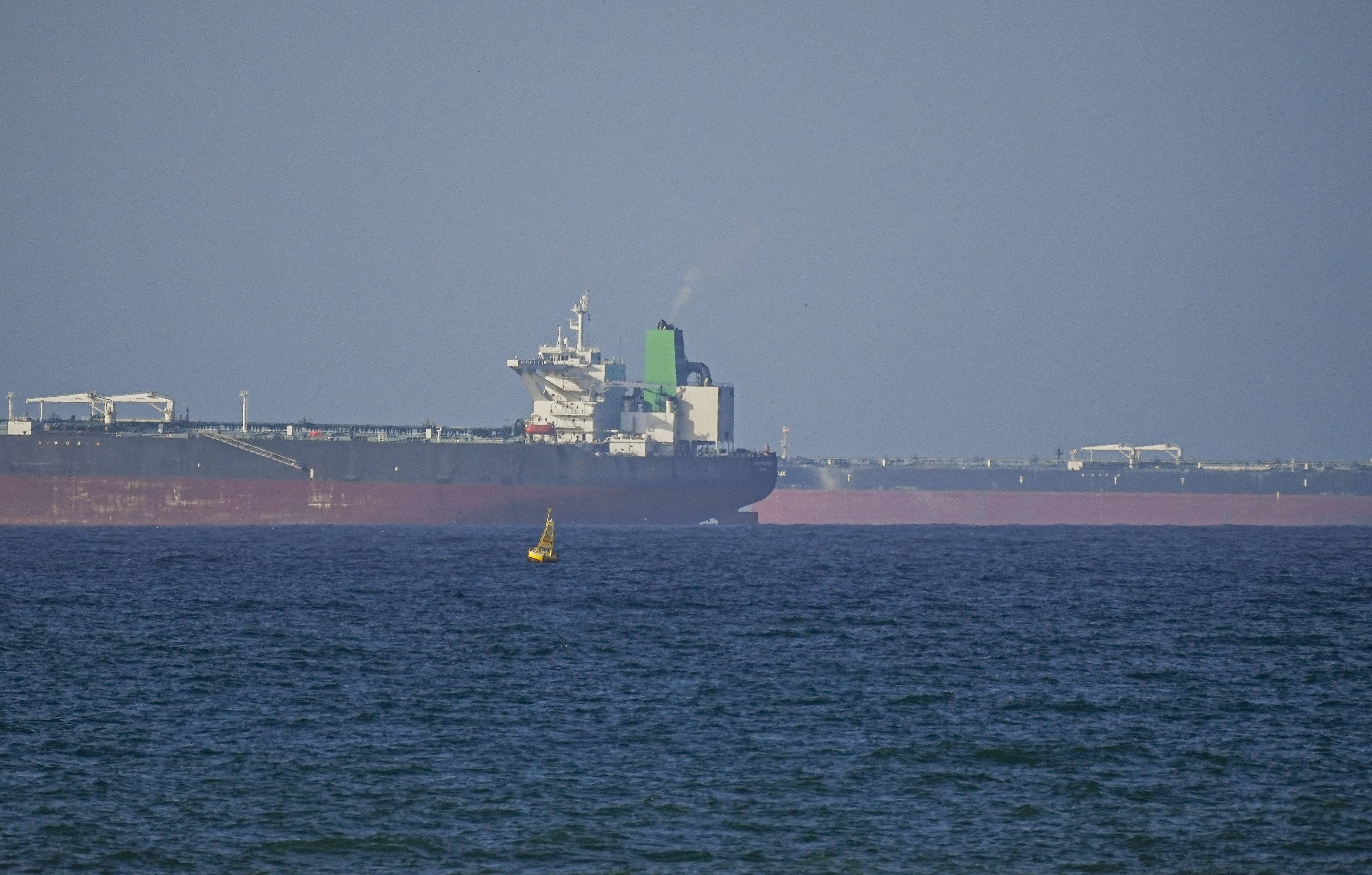 Um navio aguarda para atravessar o Estreito de Ormuz, em Omã, em 8 de abril. Foto: Shady Alassar/Anadolu/Getty Images
