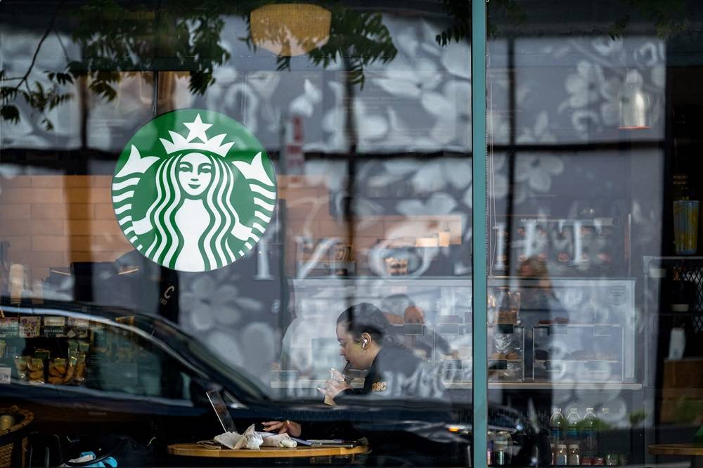 Uma cafeteria Starbucks em Sacramento, Califórnia.  
Fotógrafo: David Paul Morris/Bloomberg