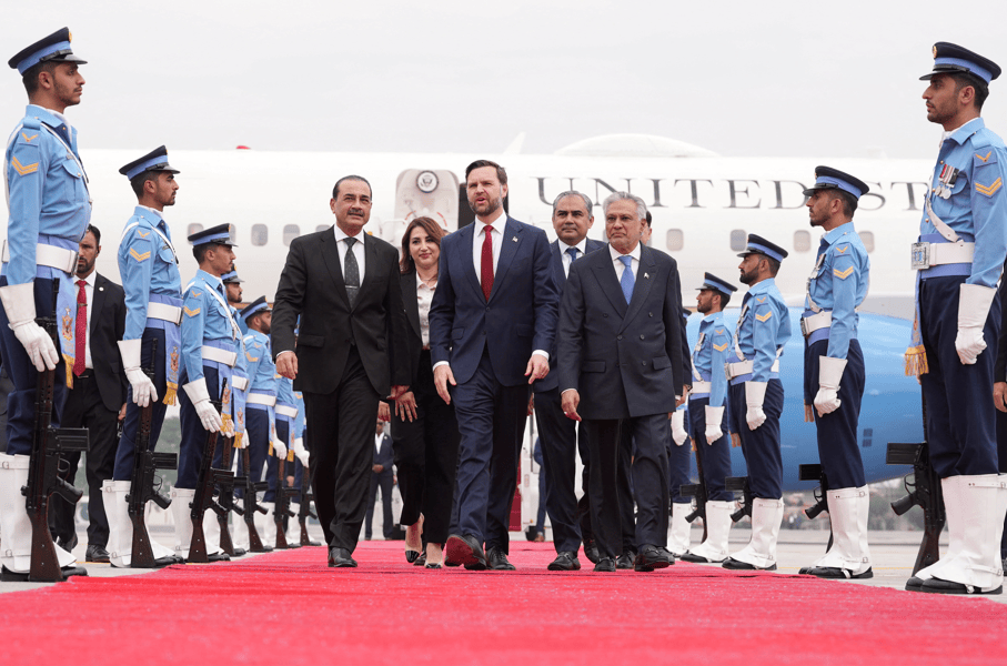 O vice-presidente dos EUA, JD Vance, desembarca para conversas com autoridades iranianas em Islamabad, Paquistão
11 de abril de 2026 Jacquelyn Martin/Pool via REUTERS