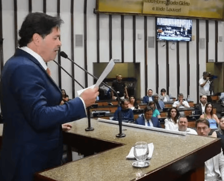 Advogado Daniel Lopes Monteiro durante homenagem na Assembleia Legislativa da Bahia — Foto: Reprodução/Instagram/AL-BA
