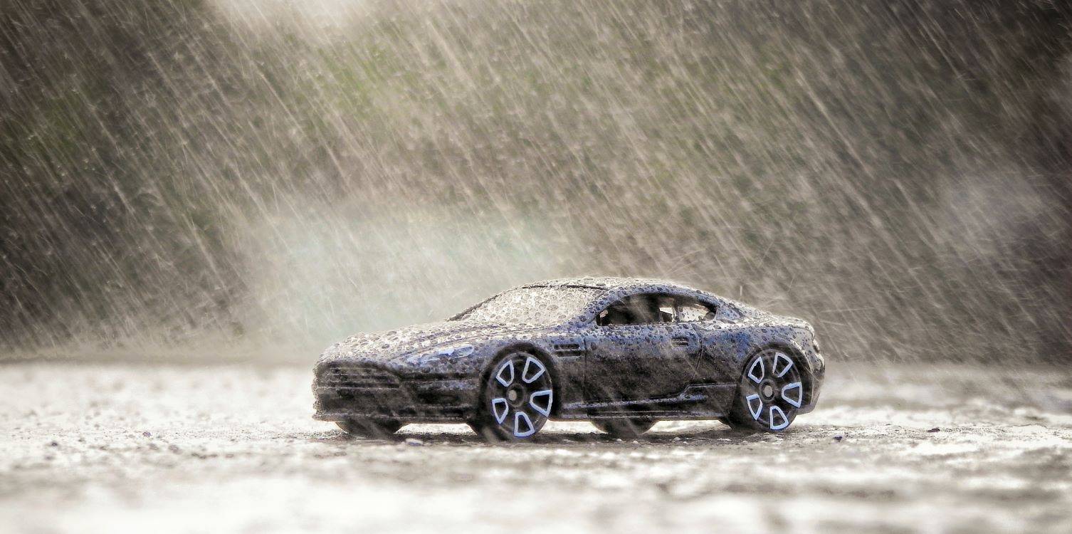 Carro elétrico na chuva