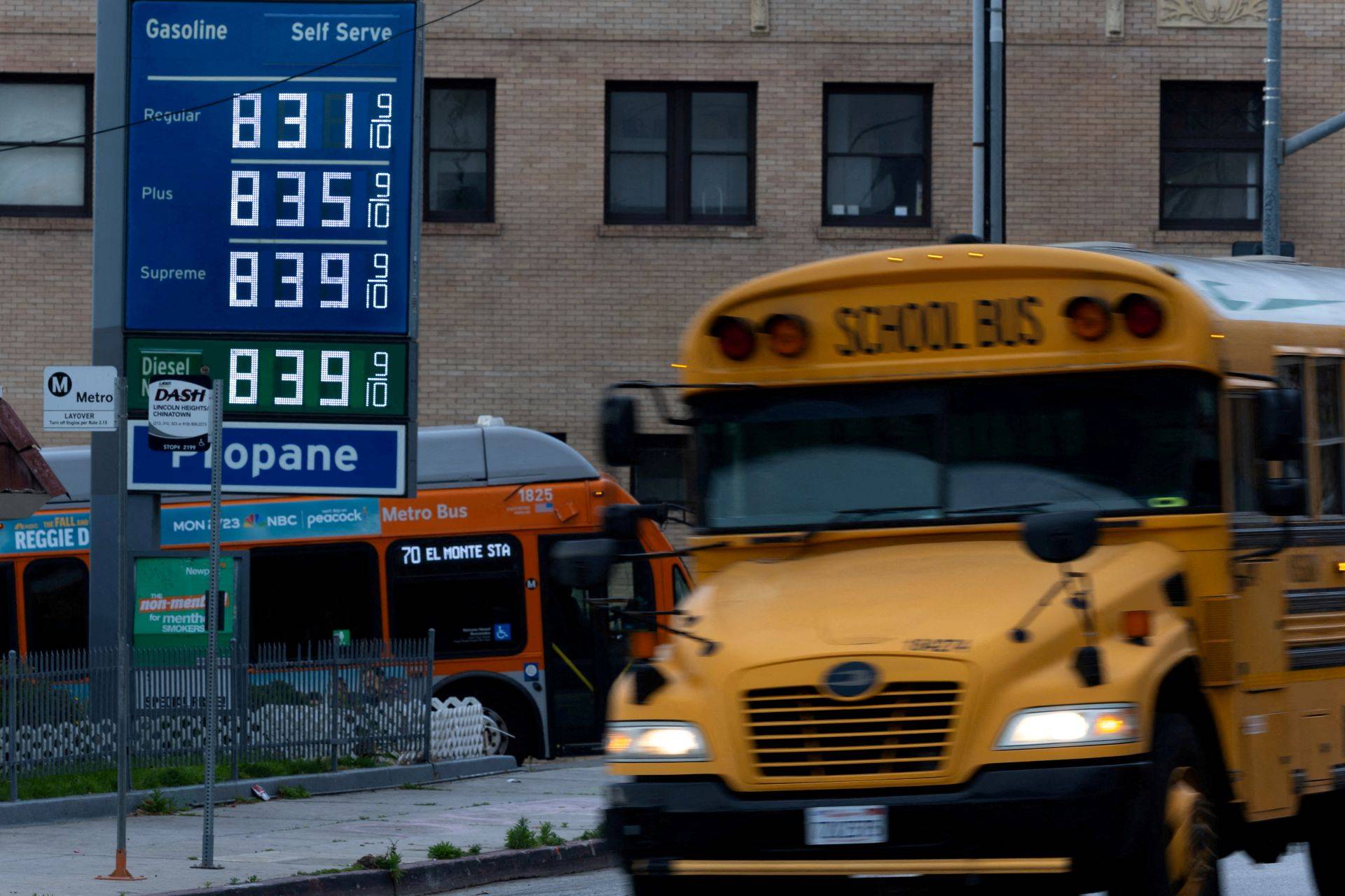 Preços elevados da gasolina são exibidos em um posto de combustível no centro de Los Angeles, Califórnia, EUA - 10/03/2026 (Foto:  REUTERS/Mike Blake)
