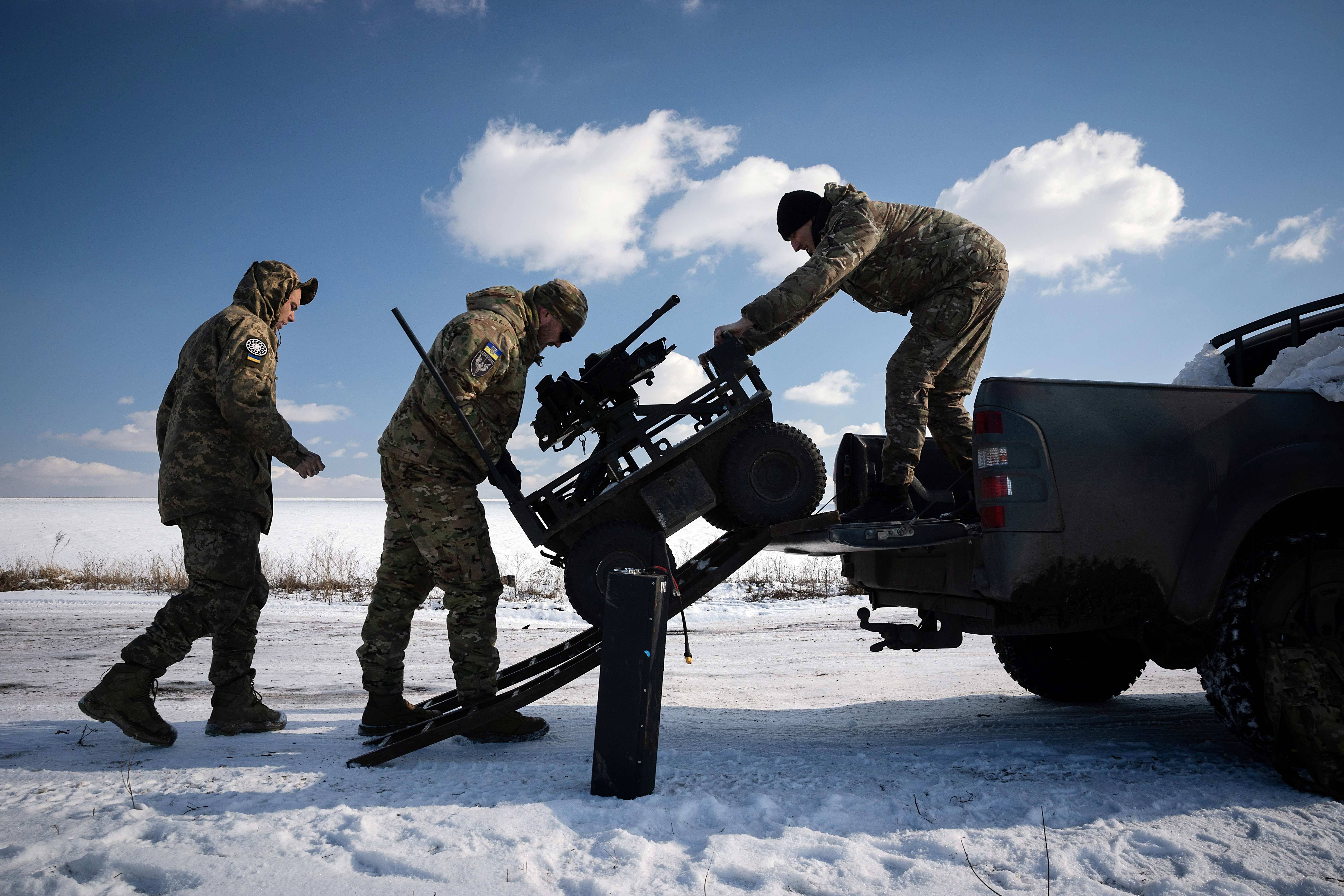 Soldados ucranianos conduzem veículo terrestre não tripulado; a Ucrânia está usando esses equipamentos armados com bombas, armas de fogo ou foguetes (Foto: Tyler Hicks/The New York Times)
