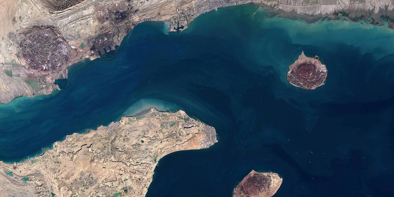 Imagem aérea do Estreito de Ormuz, onde passam navios petroleiros (Foto: Gallo Images/Orbital Horizon/Copernicus Sentinel Data 2026/Getty Images/Project Syndicate)
