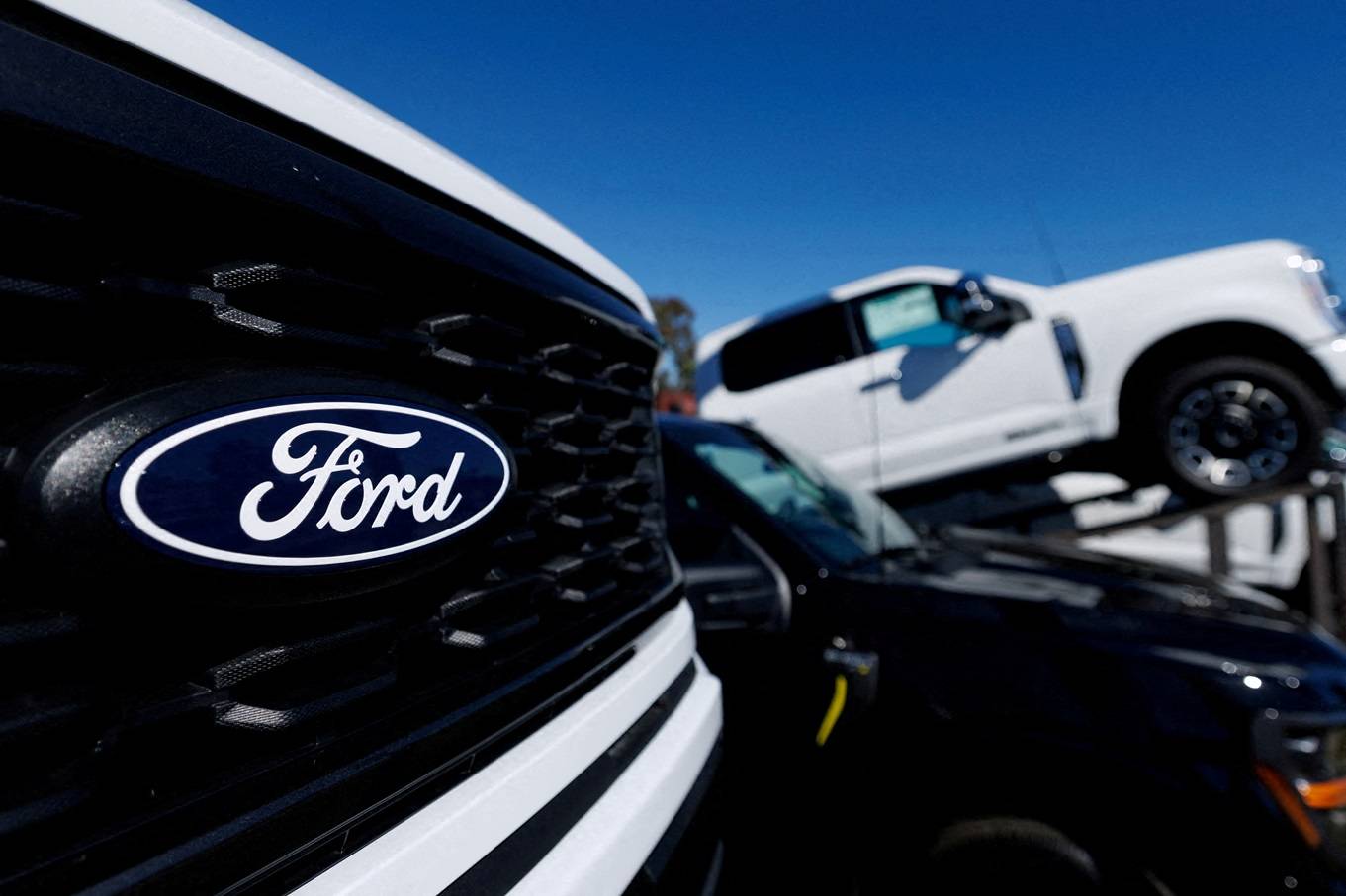 Logotipo da Ford em picape Ford F-150 à venda em Encinitas, Califórnia, EUA, em 20 de outubro de 2025 (REUTERS/Mike Blake)