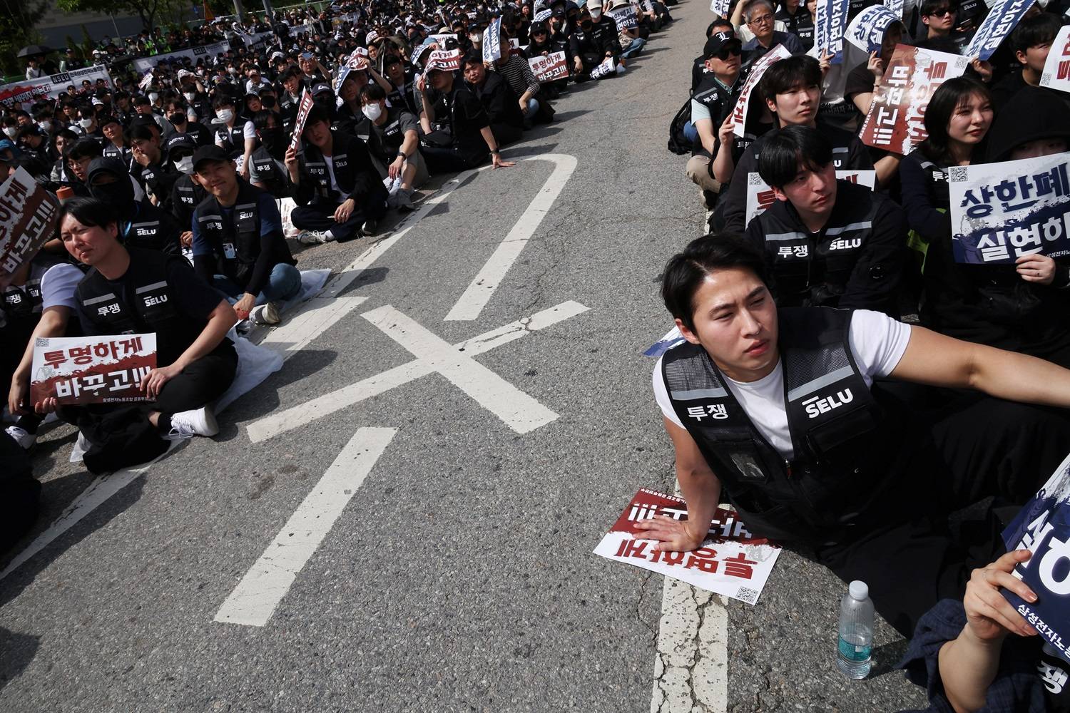 Integrantes do sindicato da Samsung Electronics protestam contra os níveis de remuneração da empresa em frente à fábrica de semicondutores da companhia em Pyeongtaek, na Coreia do Sul, em 23 de abril de 2026, antes de uma longa greve planejada. REUTERS/Kim Hong-Ji – TPX IMAGES OF THE DAY
