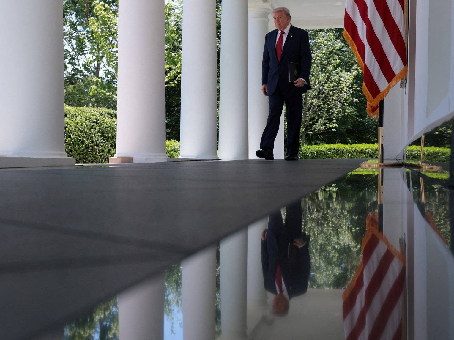 O presidente dos Estados Unidos, Donald Trump, participa de uma recepção de Dia das Mães para “Gold Star mothers”, mães de militares mortos em serviço, e para as chamadas “Angel Mothers”, como a Casa Branca descreve mães de pessoas assassinadas por imigrantes em situação irregular no país, no Jardim das Rosas da Casa Branca, em Washington, em 8 de maio de 2026. Foto: Jonathan Ernst/Reuters
