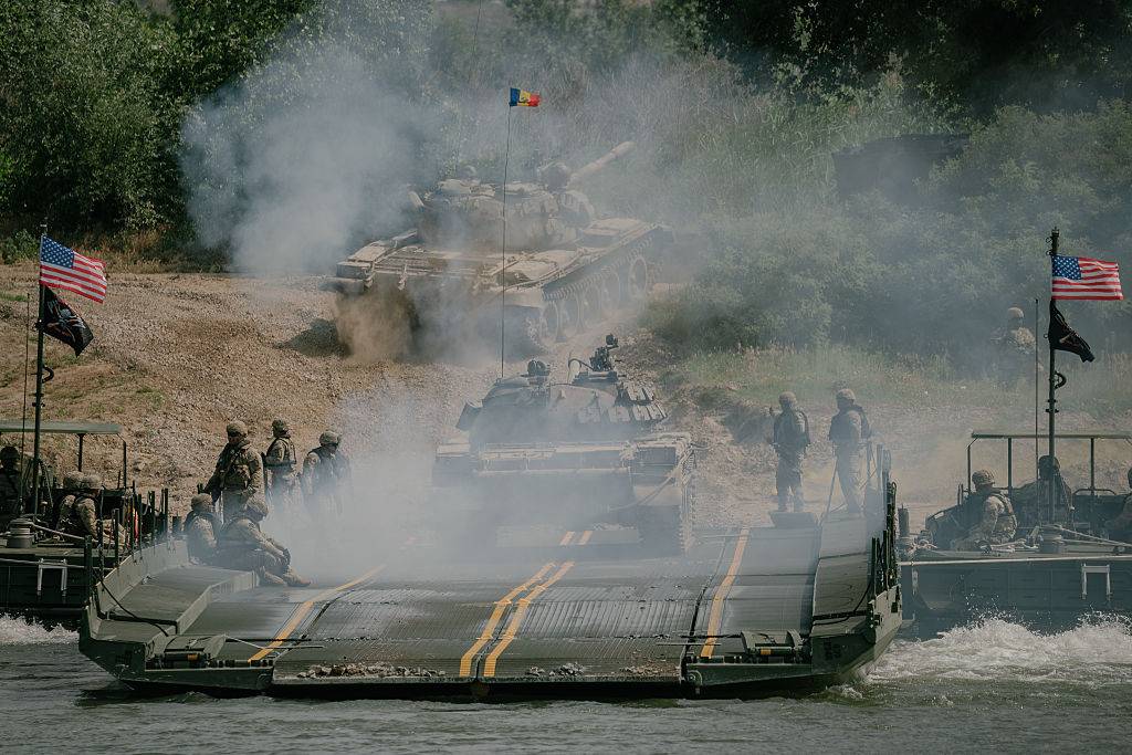 Soldados da Itália, Romênia e Estados Unidos participam de exercícios militares no rio Danúbio, na Romênia.  

Fotógrafo: Andrei Pungovschi/Getty Images