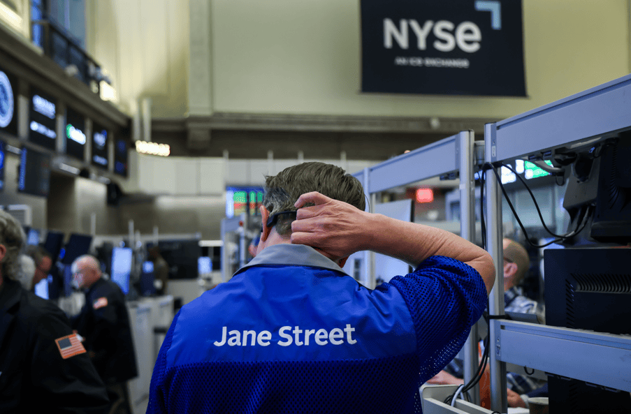 Corretor veste a camisa de Jane Street no pregão da Bolsa de Valores de Nova York