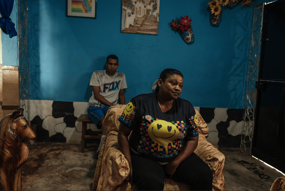Ana Bracho com seu filho Andry Acosta na casa onde moram, em Antimano, Venezuela, em 4 de março de 2026.