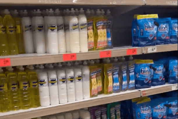Prateleira com detergentes