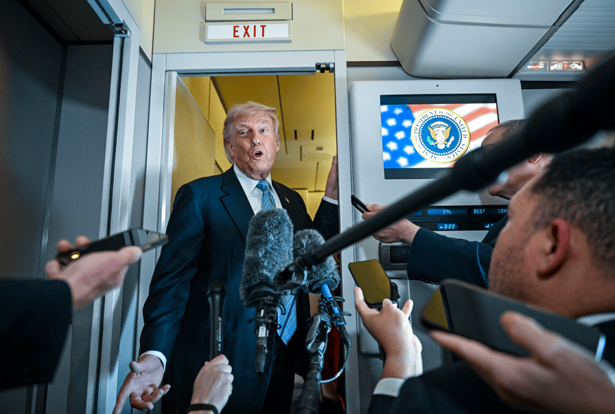 O presidente Donald Trump fala com repórteres a bordo do Air Force One durante seu retorno aos Estados Unidos, vindo da China, na sexta-feira, 15 de maio de 2026. (Kenny Holston/The New York Times)