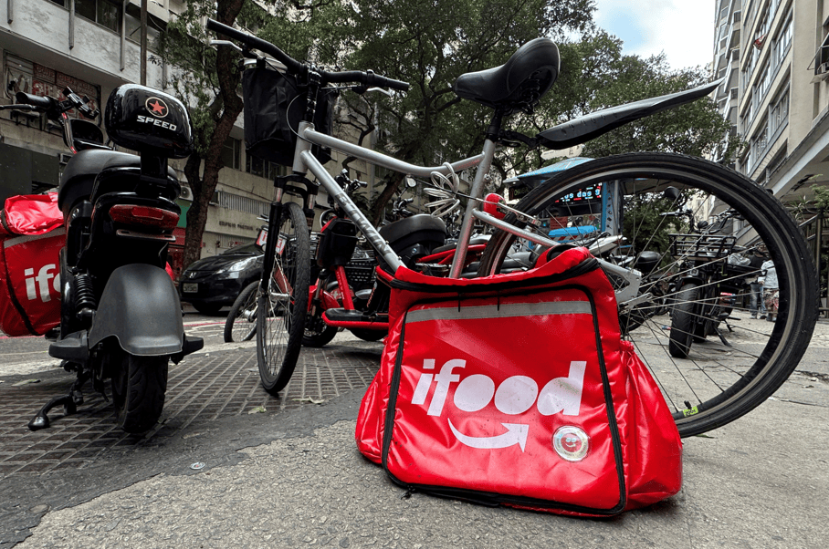 Bolsa do iFood ao lado de uma bicicleta no Rio de Janeiro 3 de novembro de 2025. REUTERS/Jorge Silva/Foto de arquivo

