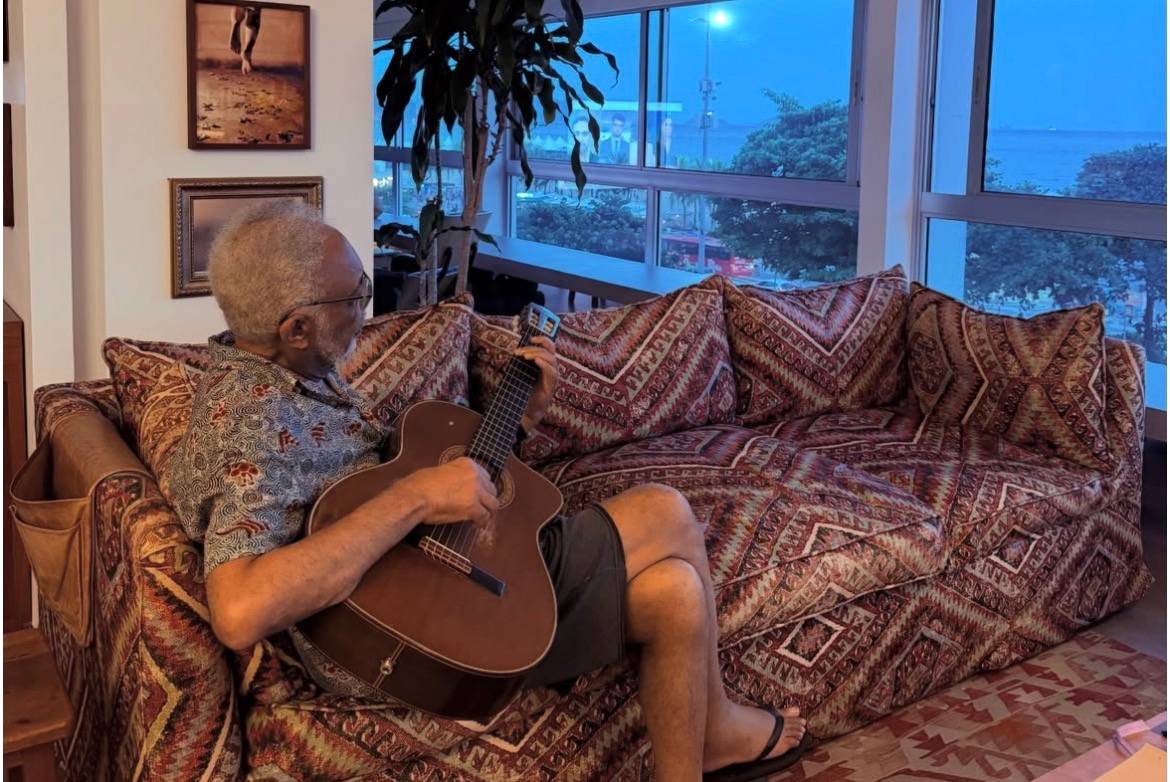 Gilberto Gil tocando em casa (Edifício Chopin - Copacabana)