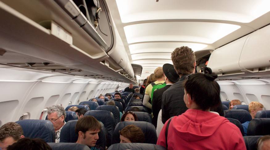 Pessoas dentro do avião