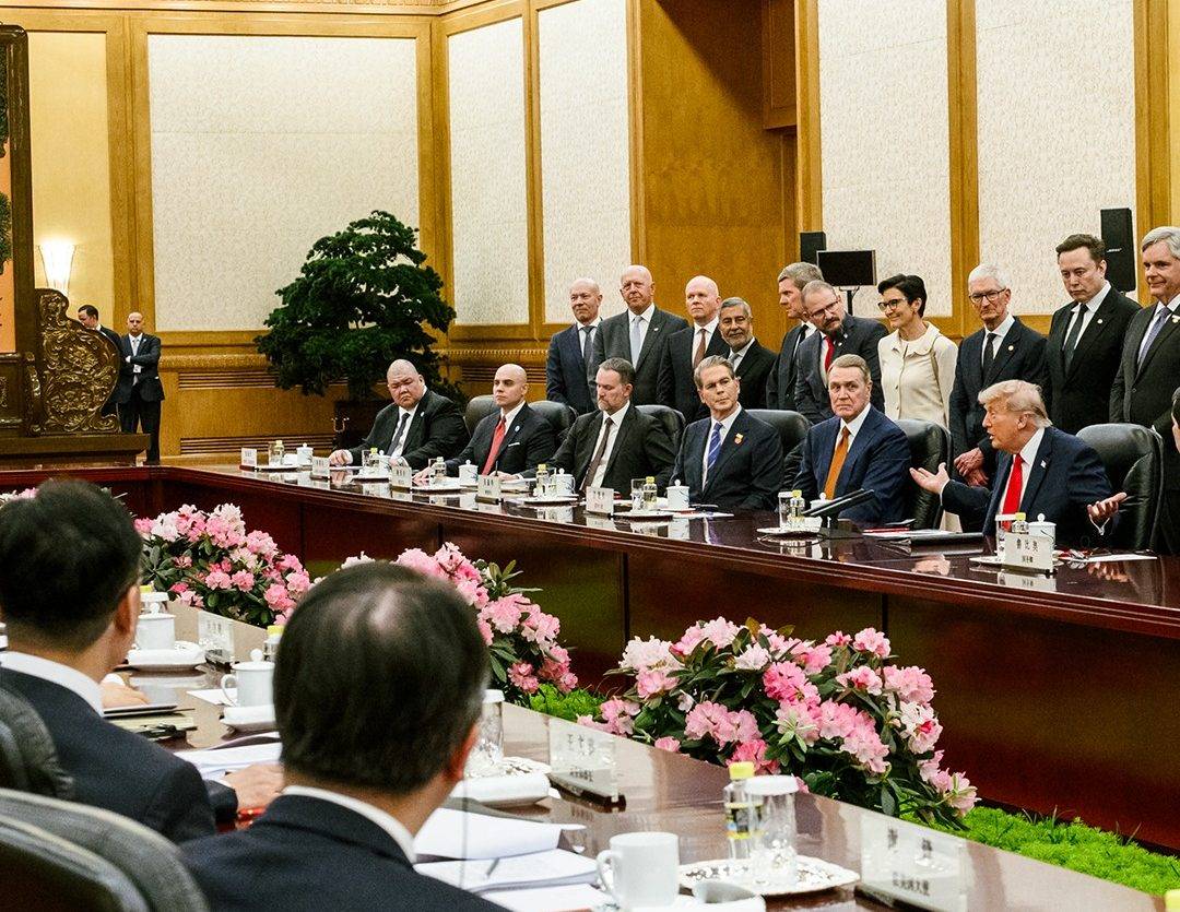 Comitiva de CEOS e executivos de grandes empresas dos EUA acompanha reunião de pé, atrás de autoridades americanas (Foto: Divulgação/Casa Branca)