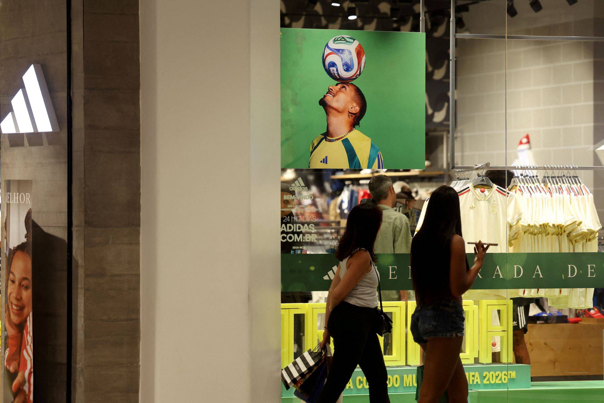 Clientes no RIOSUL Shopping Center, no Rio de Janeiro - 23/12/2025 (Foto: REUTERS/Pilar Olivares)