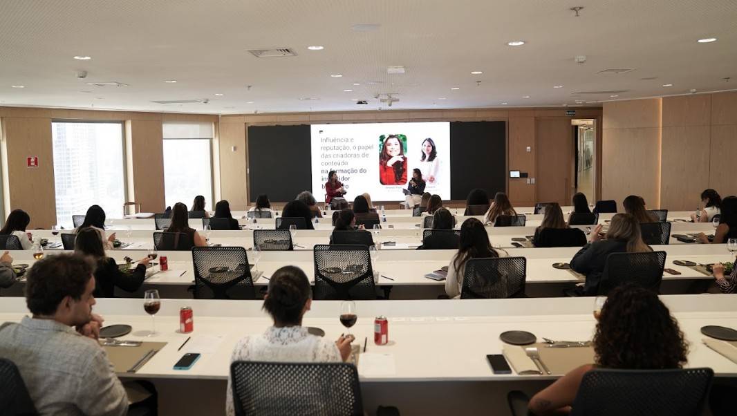 Amanda Brum, CMO da Anbima; Elisa Soares, chefe de reputação da XP. Imagem: Divulgação/@skpicturesbr