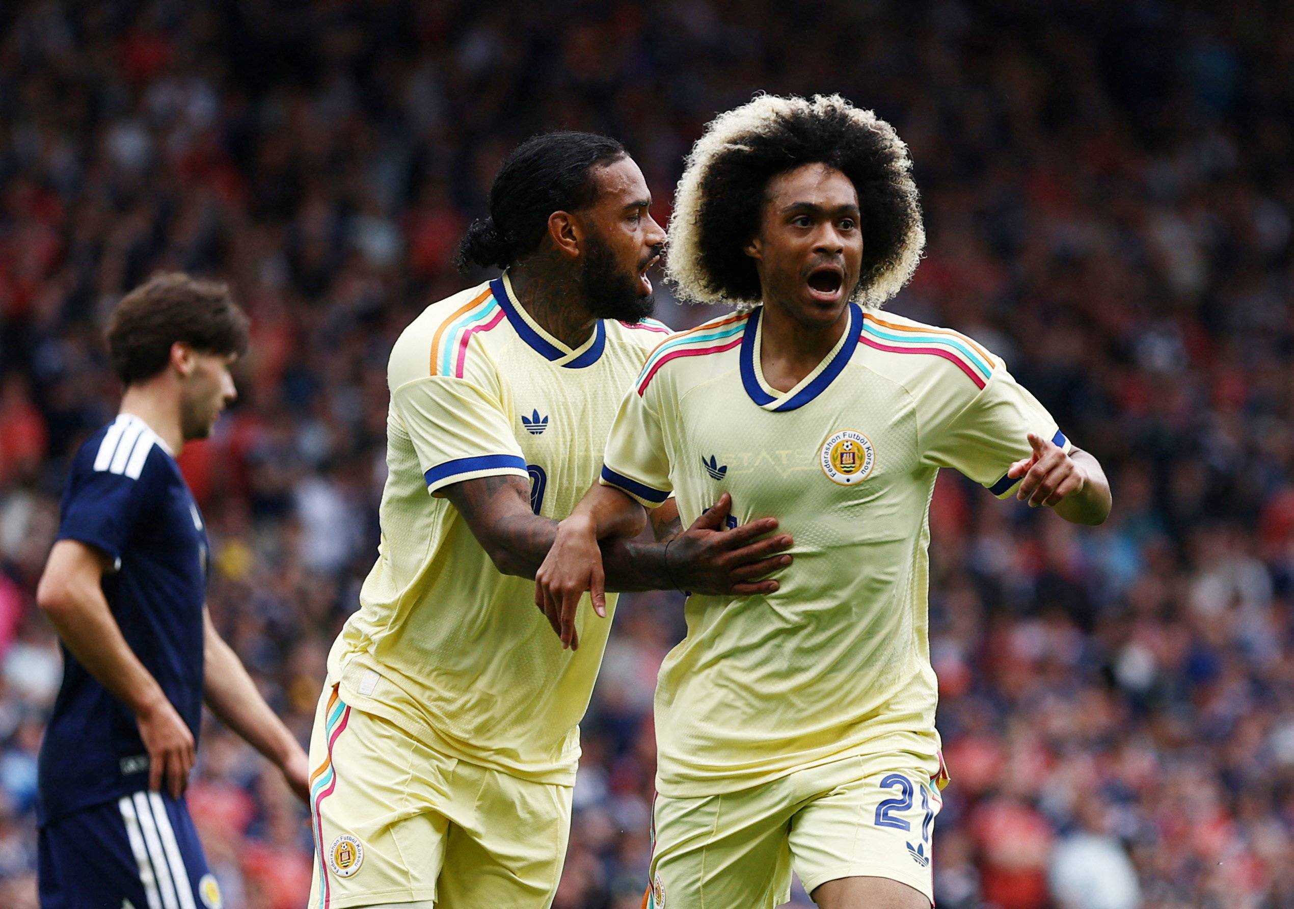 Futebol - Amistoso internacional - Escócia x Curaçao - Hampden Park, Glasgow, Escócia, Reino Unido - 30 de maio de 2026. Tahith Chong, de Curaçao, comemora após marcar o primeiro gol da equipe, ao lado de Jurgen Locadia. Action Images via Reuters/Lee Smith