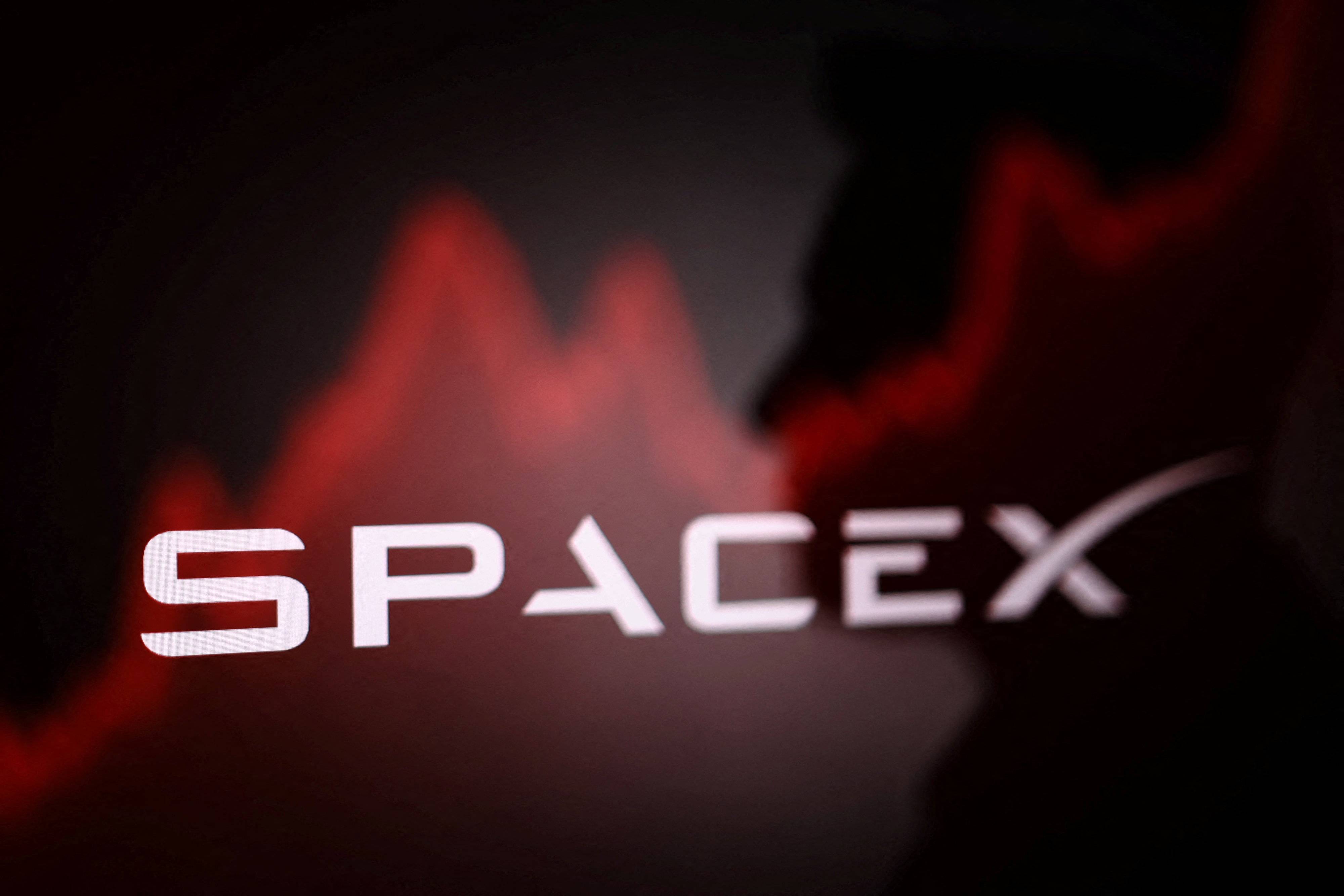 A silhueta de Elon Musk, o logotipo da SpaceX e um gráfico de ações em alta são vistos nesta ilustração tirada em 11 de junho de 2026. REUTERS/Dado Ruvic