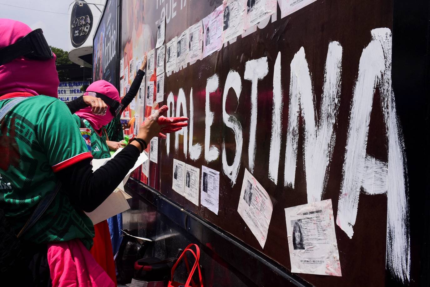 Manifestantes do lado de fora do Estádio Azteca, na Cidade do México, durante o jogo de abertura da Copa do Mundo - 11/06/2026 (Foto: REUTERS/Rolando Ramos)