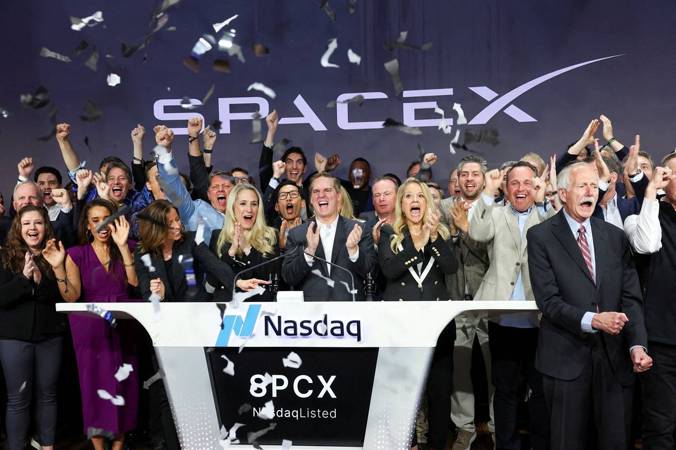 A presidente e COO da SpaceX, Gwynne Shotwell, e o CFO e presidente de aquisições estratégicas, Bret Johnsen, participam ao lado de outros executivos da cerimônia de toque do sino de abertura para celebrar o IPO da SpaceX na Nasdaq MarketSite, em Nova York, nos Estados Unidos, em 12 de junho de 2026. REUTERS/Brendan McDermid

