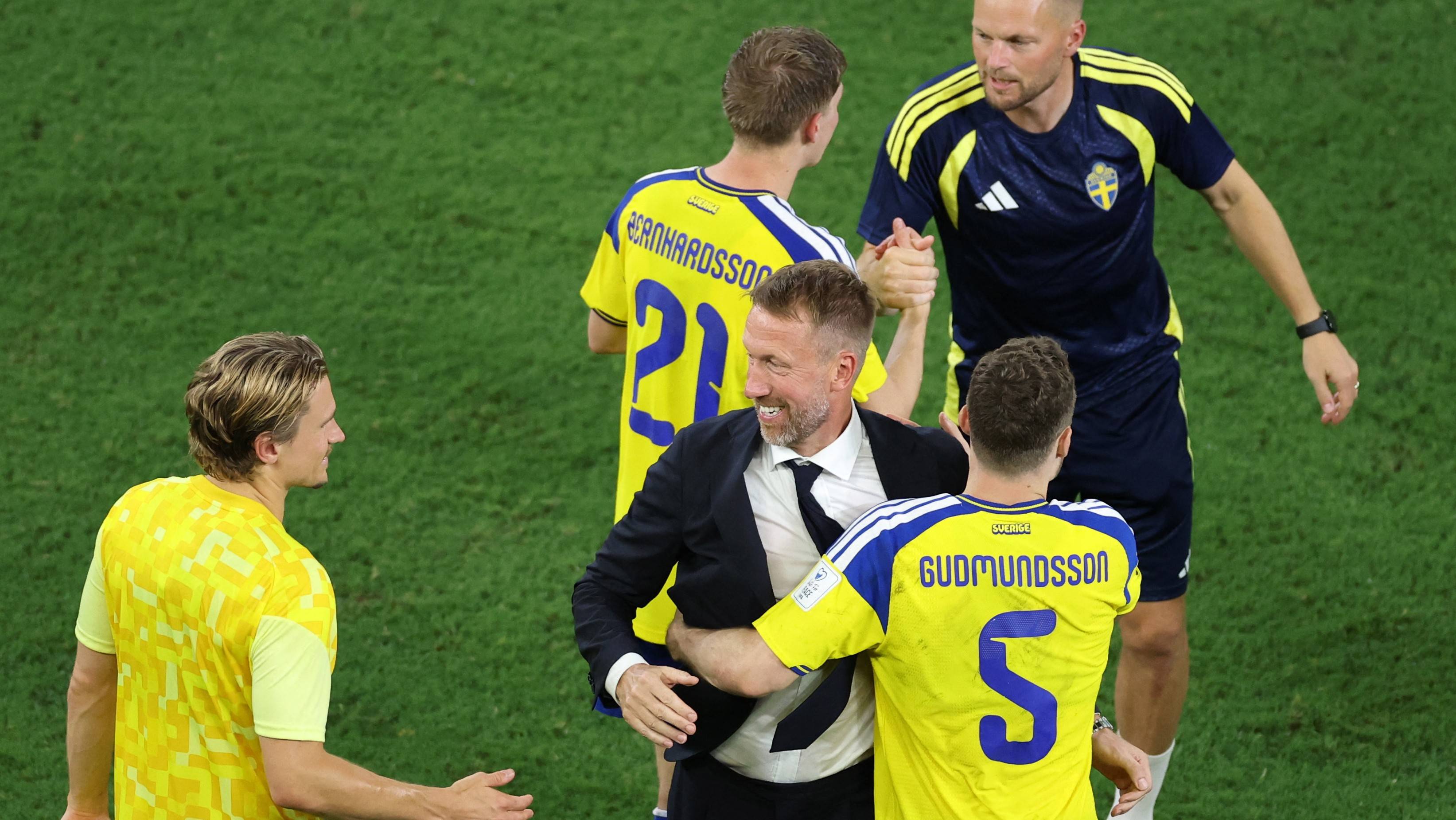 Técnico da Suécia, Graham Potter, comemora com seu companheiro Gabriel Gudmundsson após a partida no Estádio Monterrey, Monterrey, México, em 14 de junho de 2026
REUTERS/Raquel Cunha