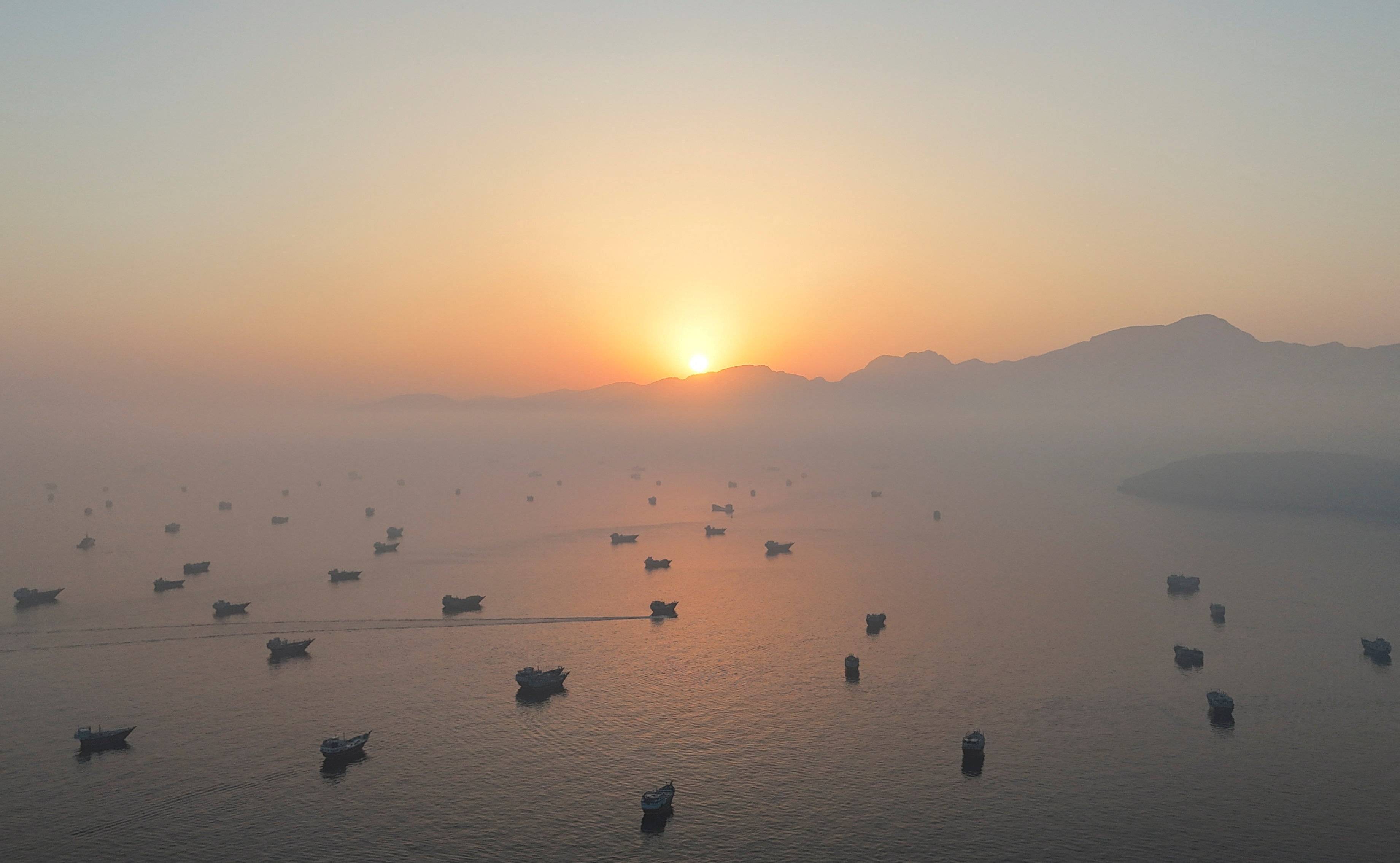Uma imagem de drone mostra embarcações no Estreito de Hormuz, visto de Musandam, em Omã, em 15 de junho de 2026. REUTERS/Stringer

