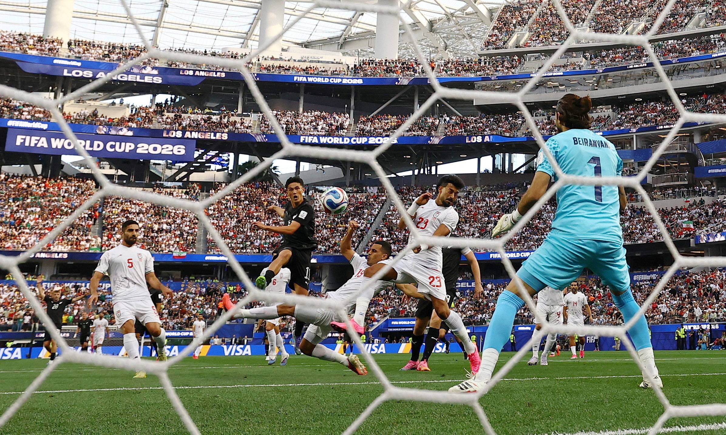 Elijah Just, da Nova Zelândia, marca o primeiro gol da sua seleção
 15 de junho de 2026 REUTERS/Daniel Cole
