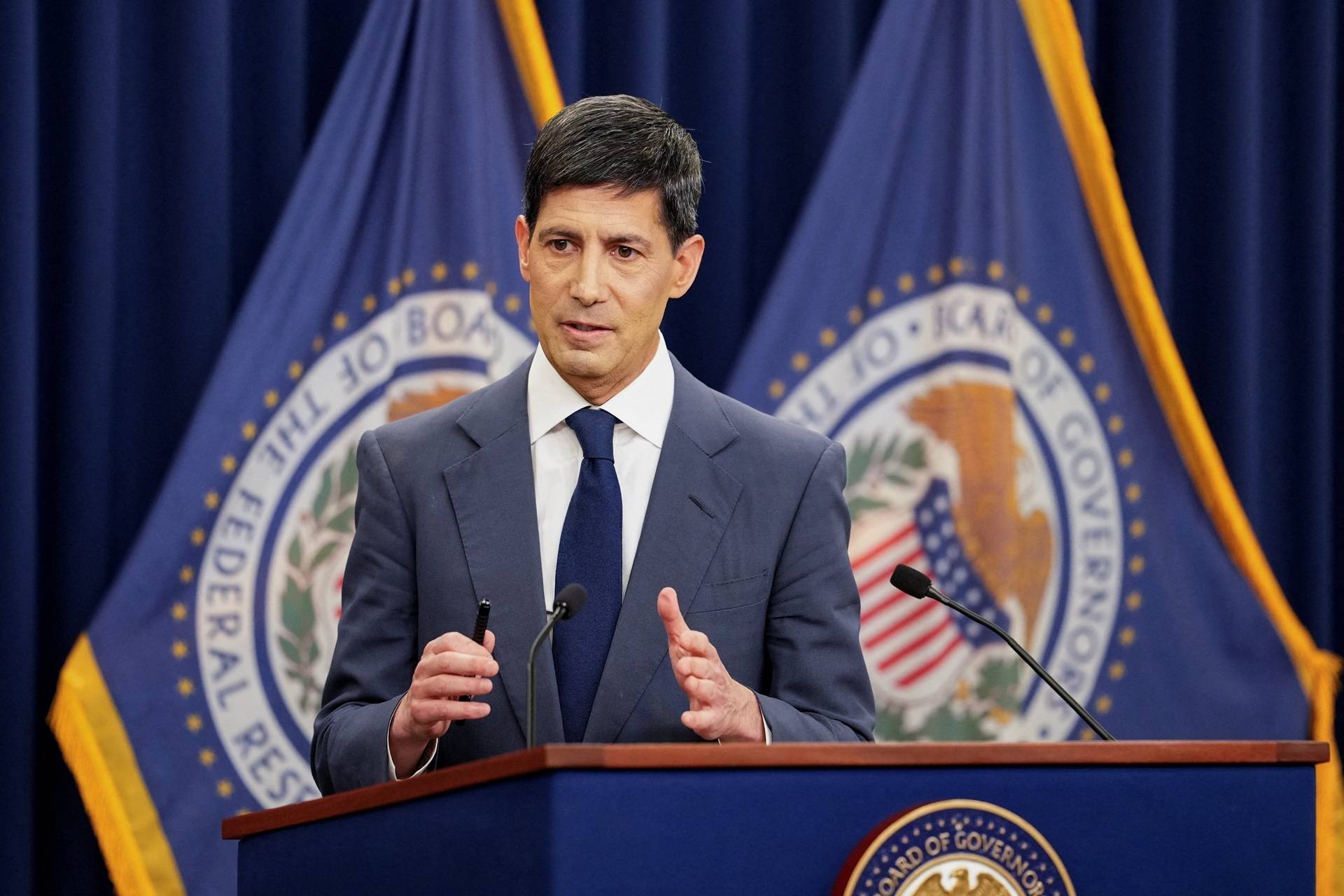 O novo presidente do Federal Reserve dos EUA, Kevin Warsh, concede uma coletiva de imprensa após reunião Comitê Federal de Mercado Aberto (FOMC), na sede do Federal Reserve em Washington, EUA - 17/06/2026 (Foto:  REUTERS/Eric Lee)