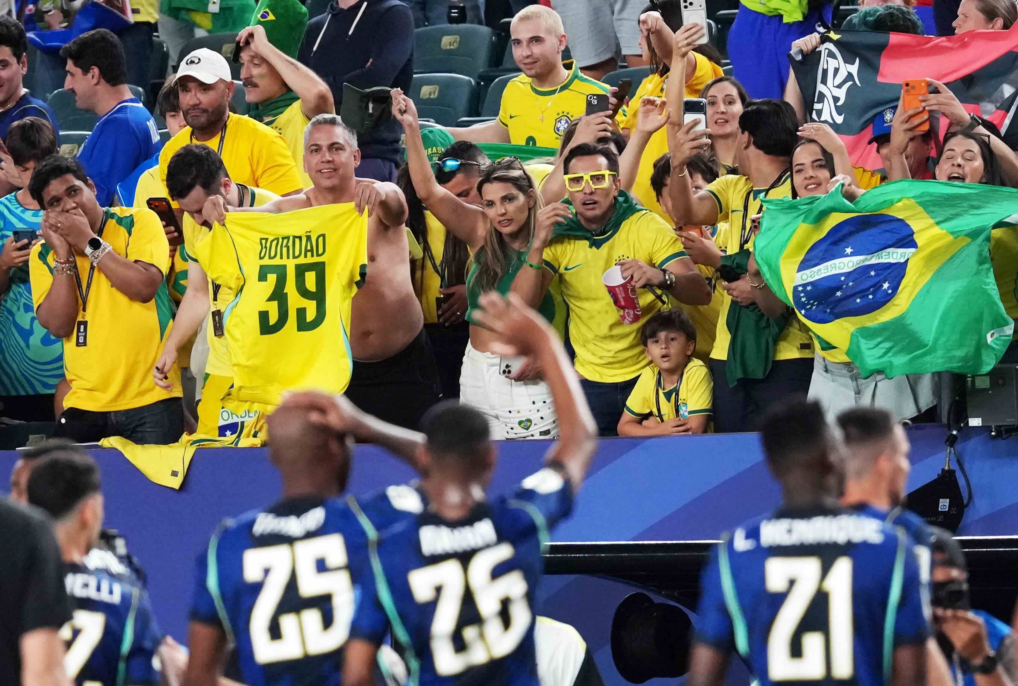 Futebol - Copa do Mundo FIFA 2026 - Grupo C - Brasil x Haiti - Estádio da Filadélfia, Filadélfia, Pensilvânia, EUA - 19 de junho de 2026. Rayan e Igor Thiago, do Brasil, aplaudem os torcedores após a partida. IMAGENS via Reuters/James Lang