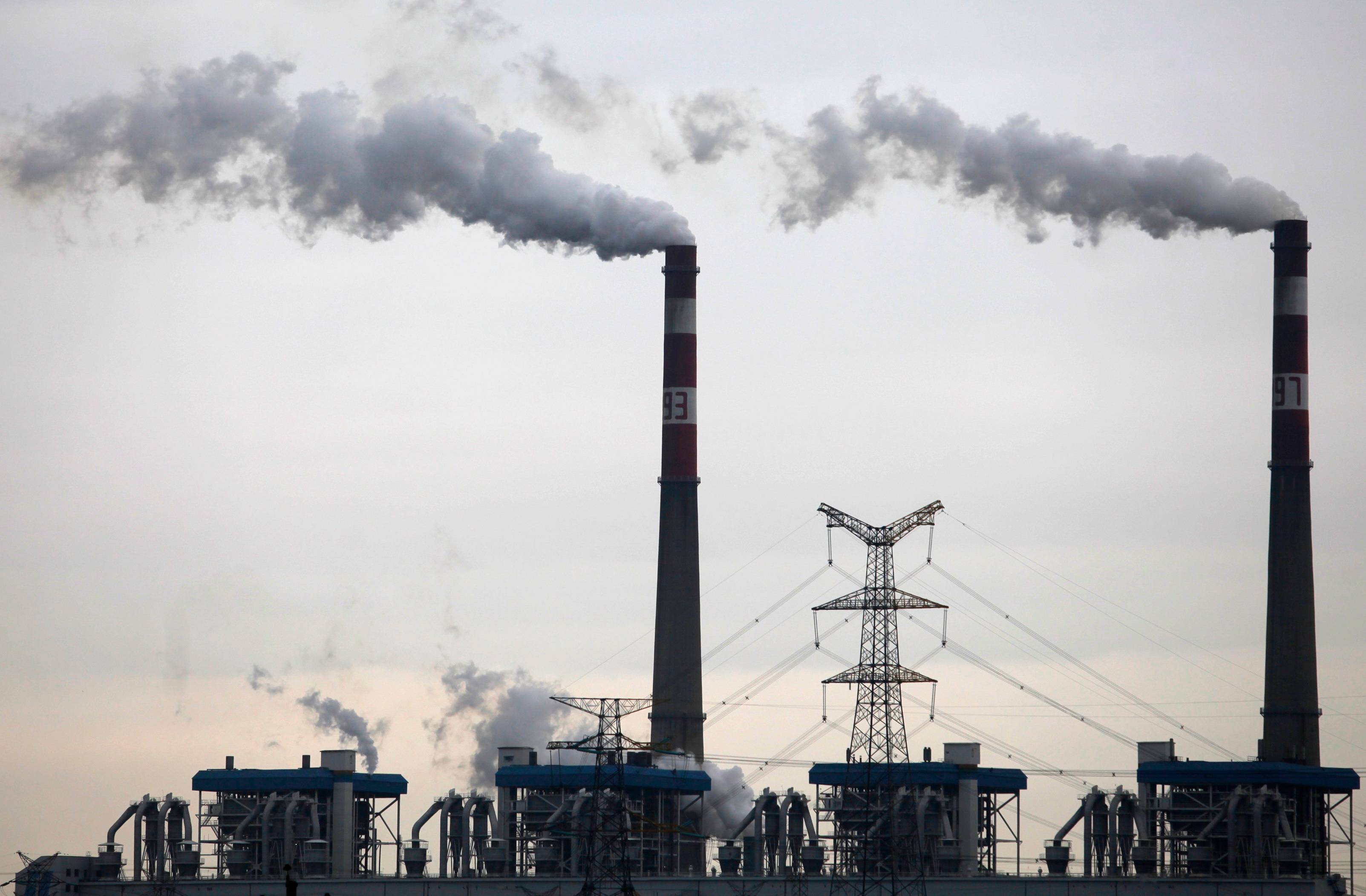 Fumaça sai das chaminés de uma usina termelétrica a carvão em Wuhan, na província de Hubei, em 18 de julho de 2011. REUTERS/Stringer