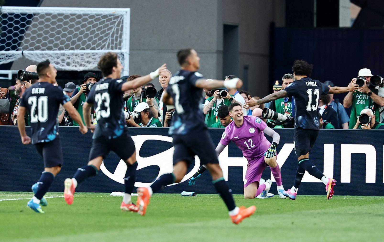 29 de junho de 2026 - Jogadores paraguaios comemoram classificação após vencerem a Alemanha na Copa do Mundo. Foto: IMAGN IMAGES via Reuters/Winslow Townson