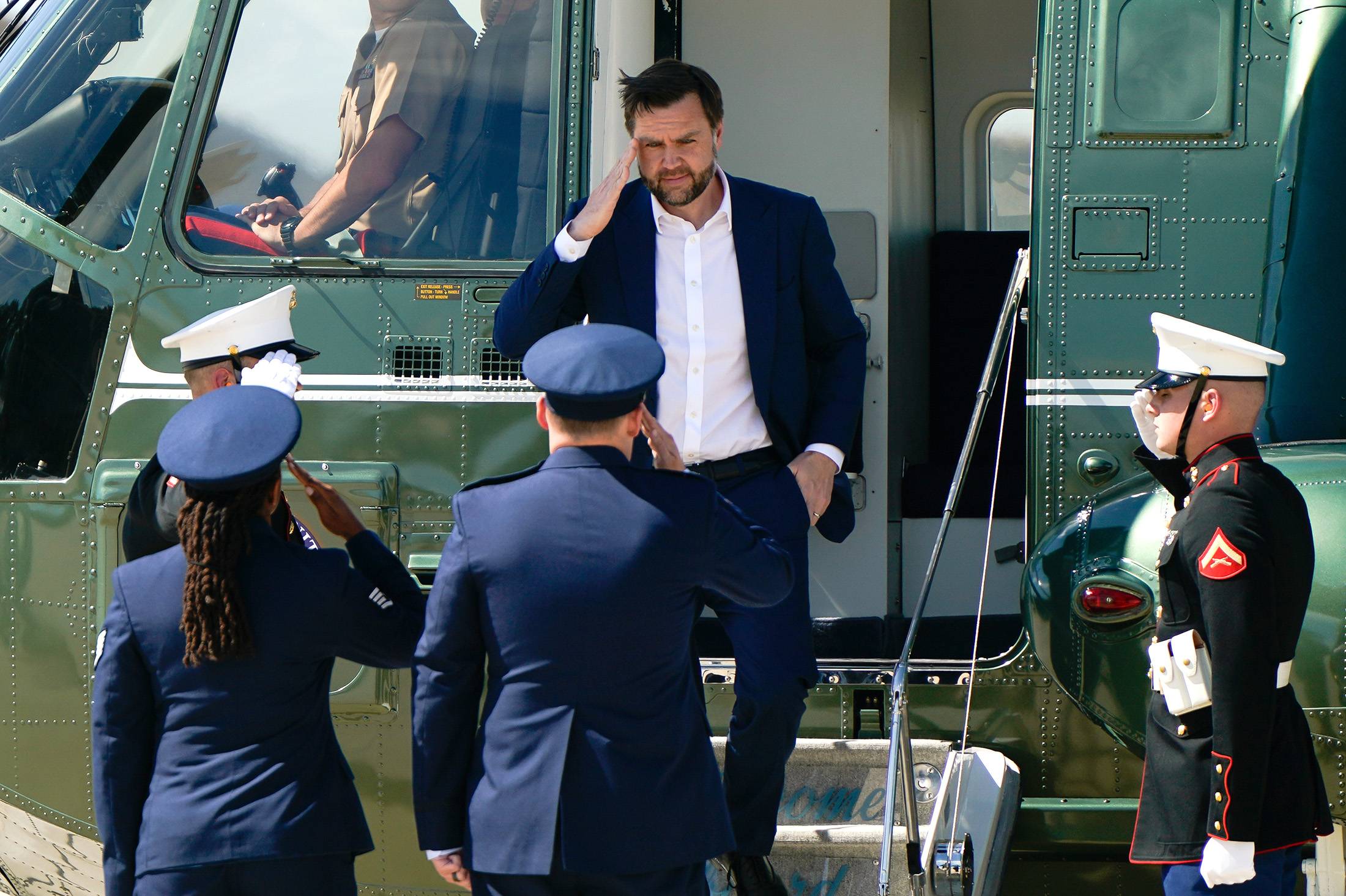 O vice-presidente dos Estados Unidos, JD Vance, desembarca do helicóptero Marine Two ao chegar à Joint Base Andrews, no estado de Maryland, em 20 de junho. (Reprodução: Bloomberg)