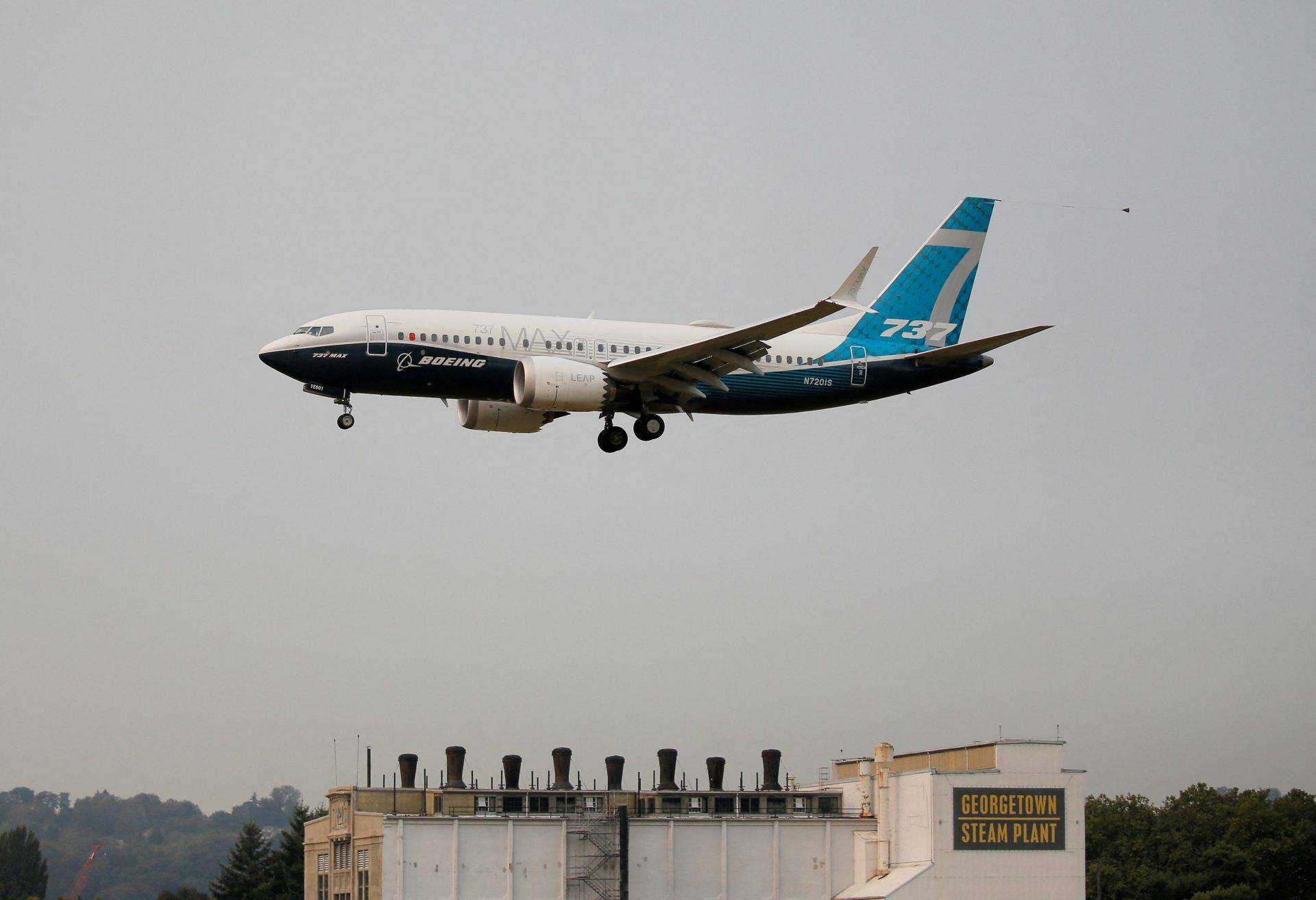 Uma aeronave Boeing 737 MAX 7 pousa durante um voo de avaliação no Boeing Field, em Seattle, Washington 30/09/2020 (Foto: REUTERS/Lindsey Wasson)