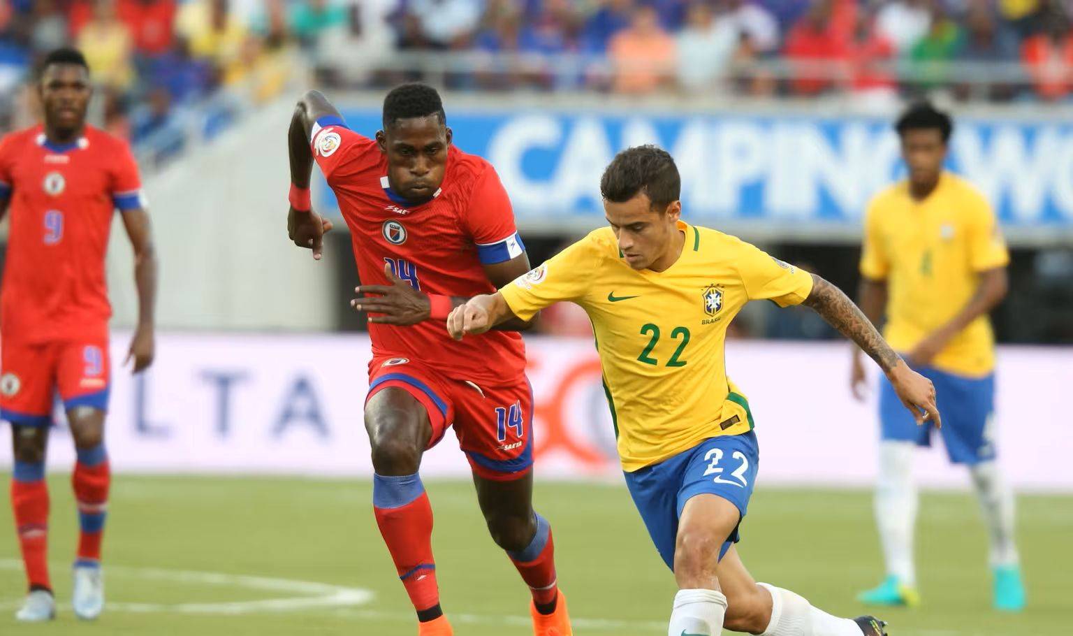 James Marcelin (n° 14) disputa jogada contra Philippe Coutinho em partida pela Copa América Centenário, em 2016 (Foto: Reprodução/Fifa.com)
