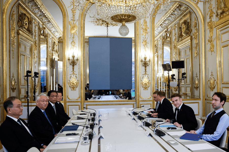 Presidente francês, Emmanuel Macron, e o vice-primeiro-ministro chinês, Zhang Guoqing, durante reunião no Palácio do Eliseu em Paris