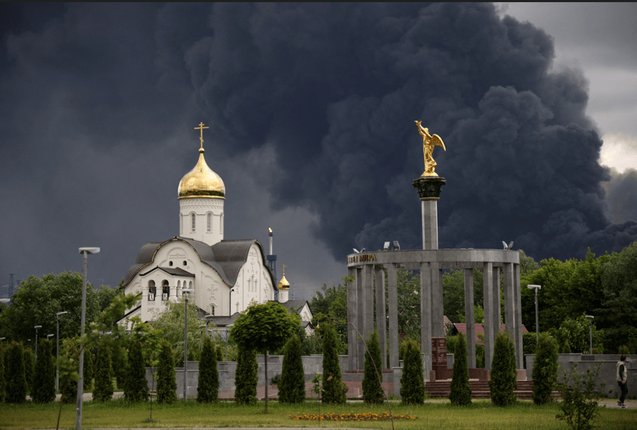 Fumaça sobe de uma refinaria de petróleo após um ataque de drone ucraniano durante o conflito entre Rússia e Ucrânia, em Moscou, Rússia, em 18 de junho de 2026, nesta imagem obtida em redes sociais. REDES SOCIAIS/via REUTERS ESTA IMAGEM FOI FORNECIDA POR TERCEIROS. TPX IMAGENS DO DIA
