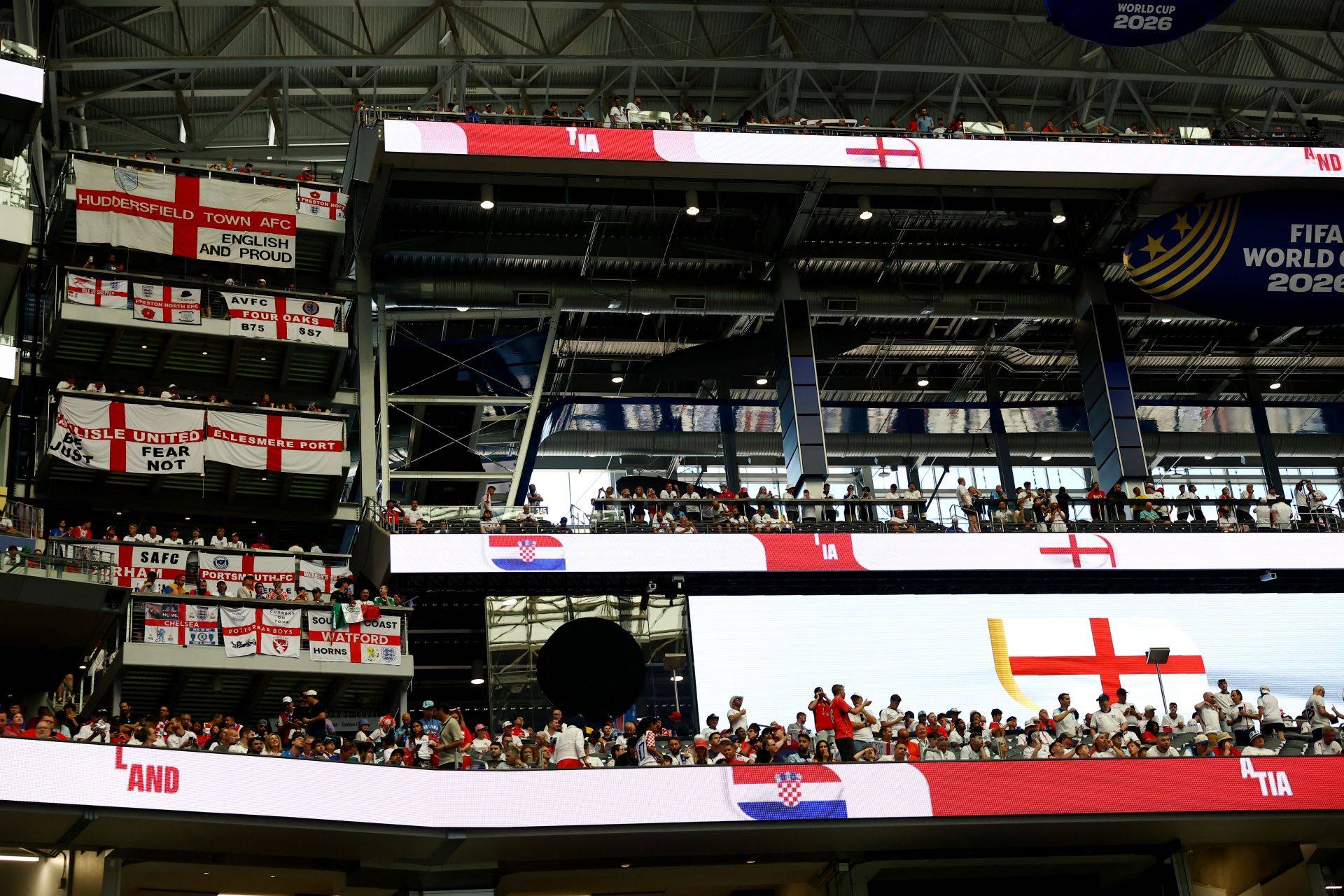 Torcedores aguardam jogo entre Inglaterra e Croácia no Dallas Stadium, em Arlington, no Texas - 17/06/2026 (Foto: REUTERS/Kai Pfaffenbach)