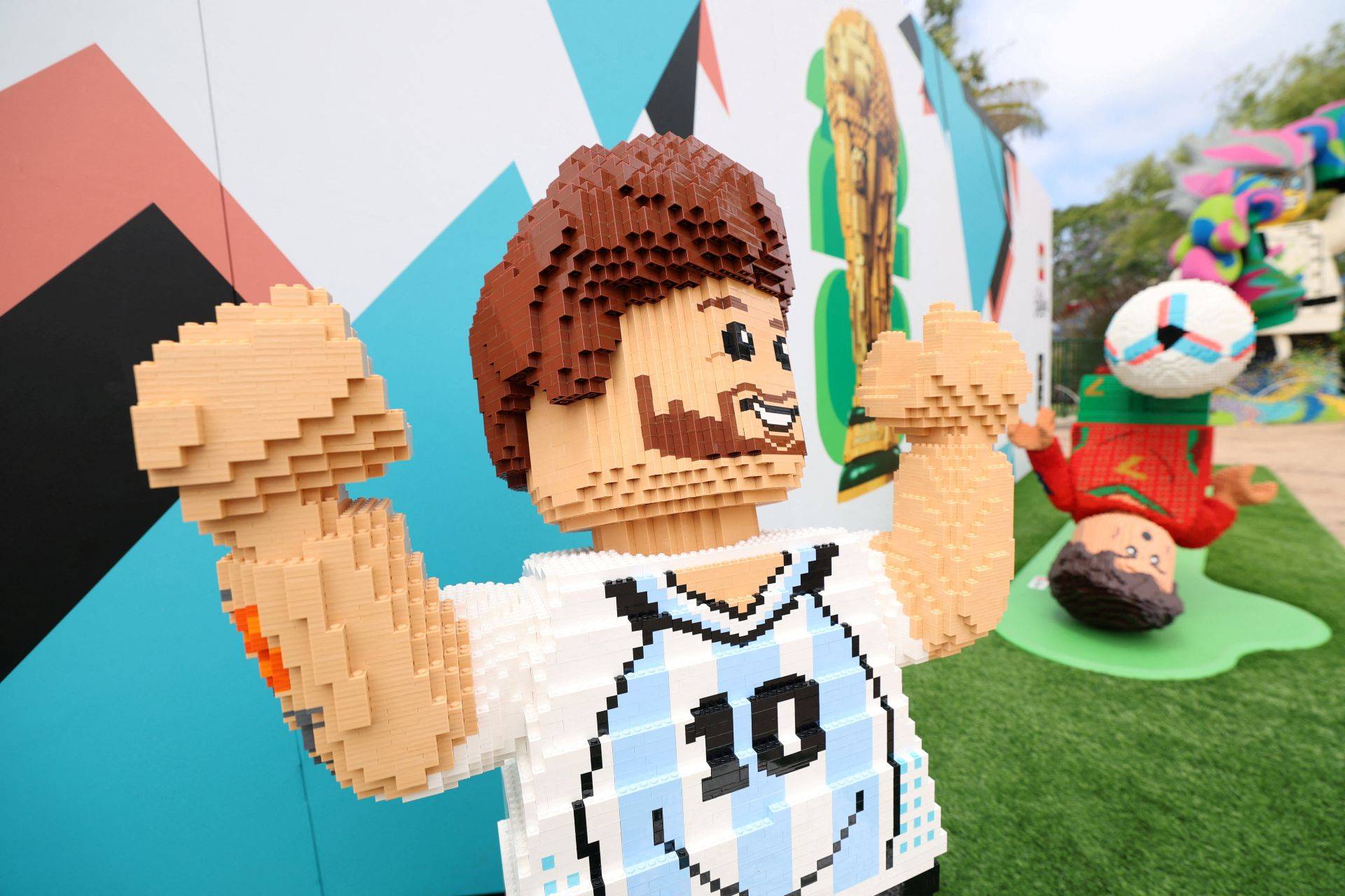 Imagem de Lionel Messi na Legoland da Califórnia, com outra, de Cristiano Ronaldo, ao fundo - 13/06/2026 (Foto: REUTERS/Mario Anzuoni)