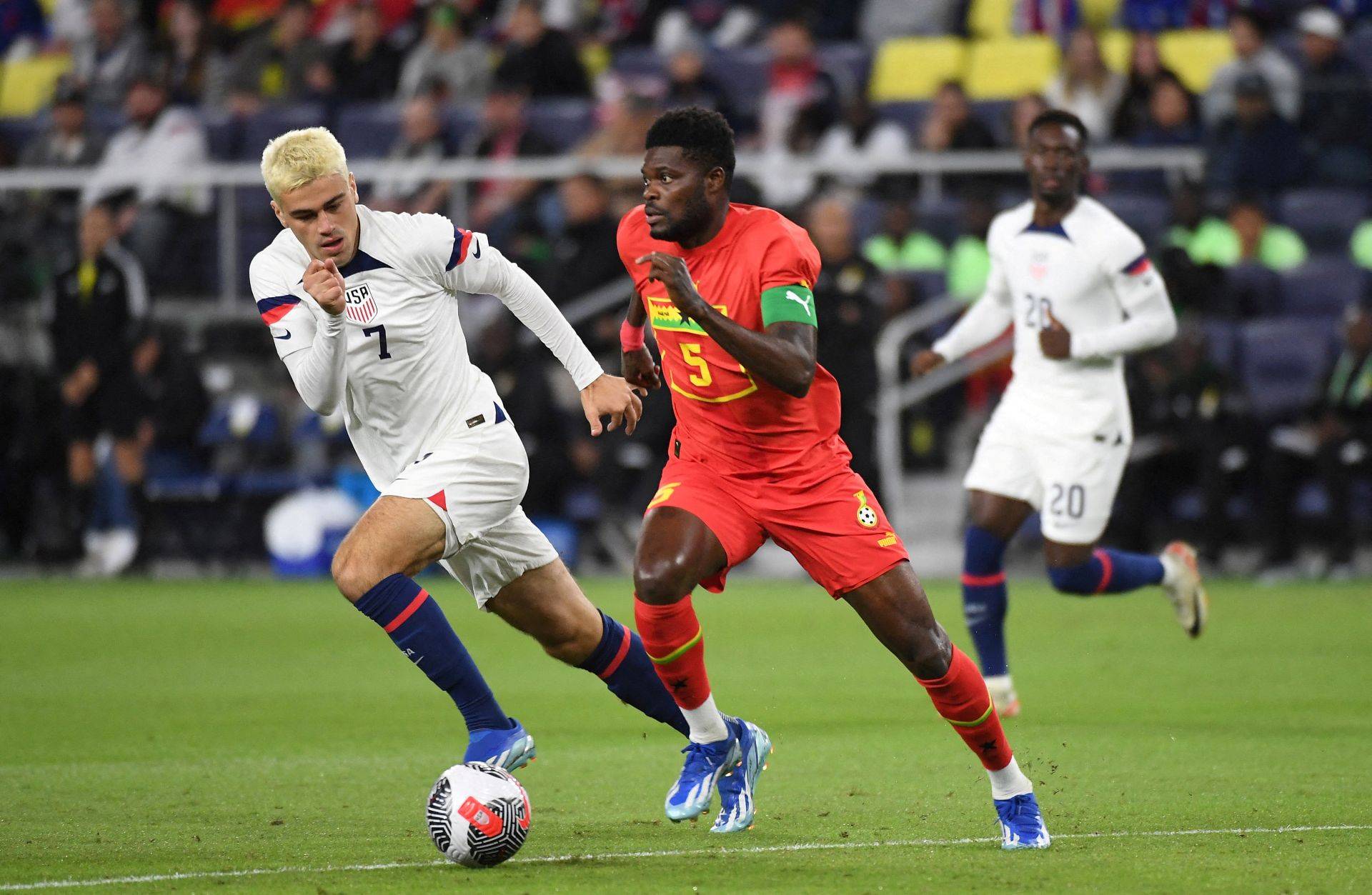 O meio-campista de Gana Thomas Partey (5) em lance de partida contra os Estados Unidos – 17/10/2023 (Foto: Christopher Hanewinckel-USA TODAY Sports/REUTERS)