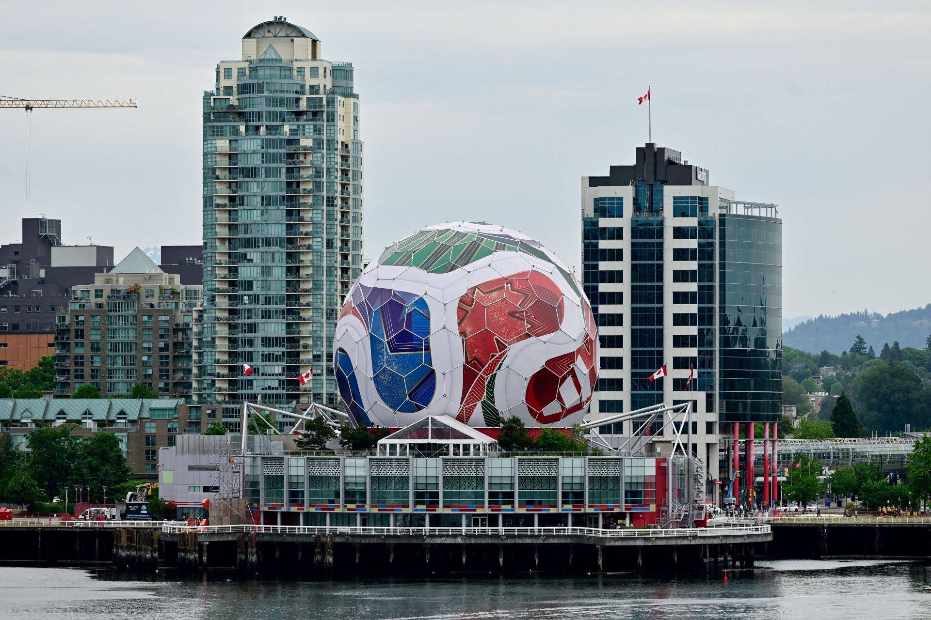Cúpula do Science World transformada em uma recriação de 360 graus, com 40 metros de diâmetro, de uma bola da Copa do Mundo da FIFA, em Vancouver, na Colúmbia Britânica, Canadá - 03/06/2026 (Foto: REUTERS/Jennifer Gauthier)
