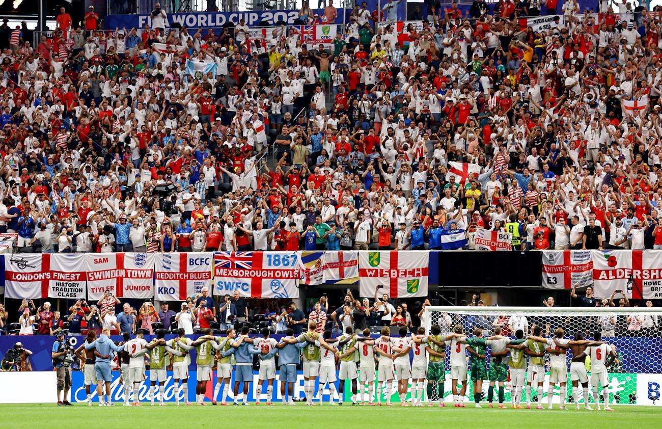 1 de julho de 2026 - Jogadores da Inglaterra comemoram com a torcida após classificação para as oitavas de final. Foto: REUTERS/Bernadett Szabo
