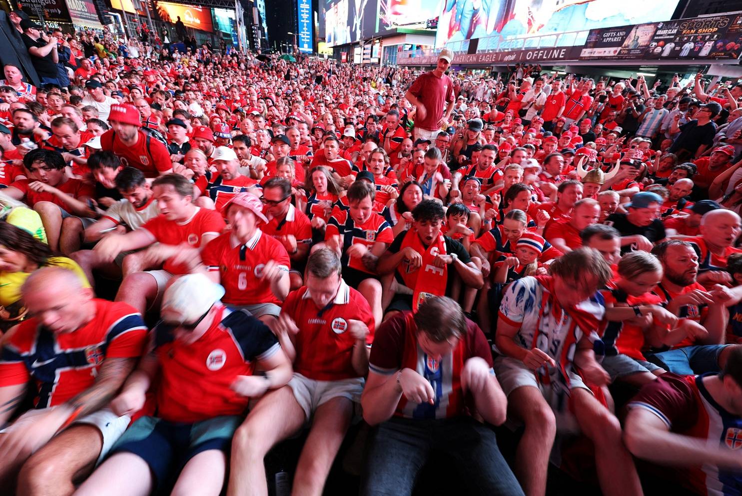 Futebol - Copa do Mundo de 2026: torcedores da Noruega fazem a celebração “Viking Row” na Times Square, em Nova York, em 3 de julho de 2026. REUTERS/John Sibley

