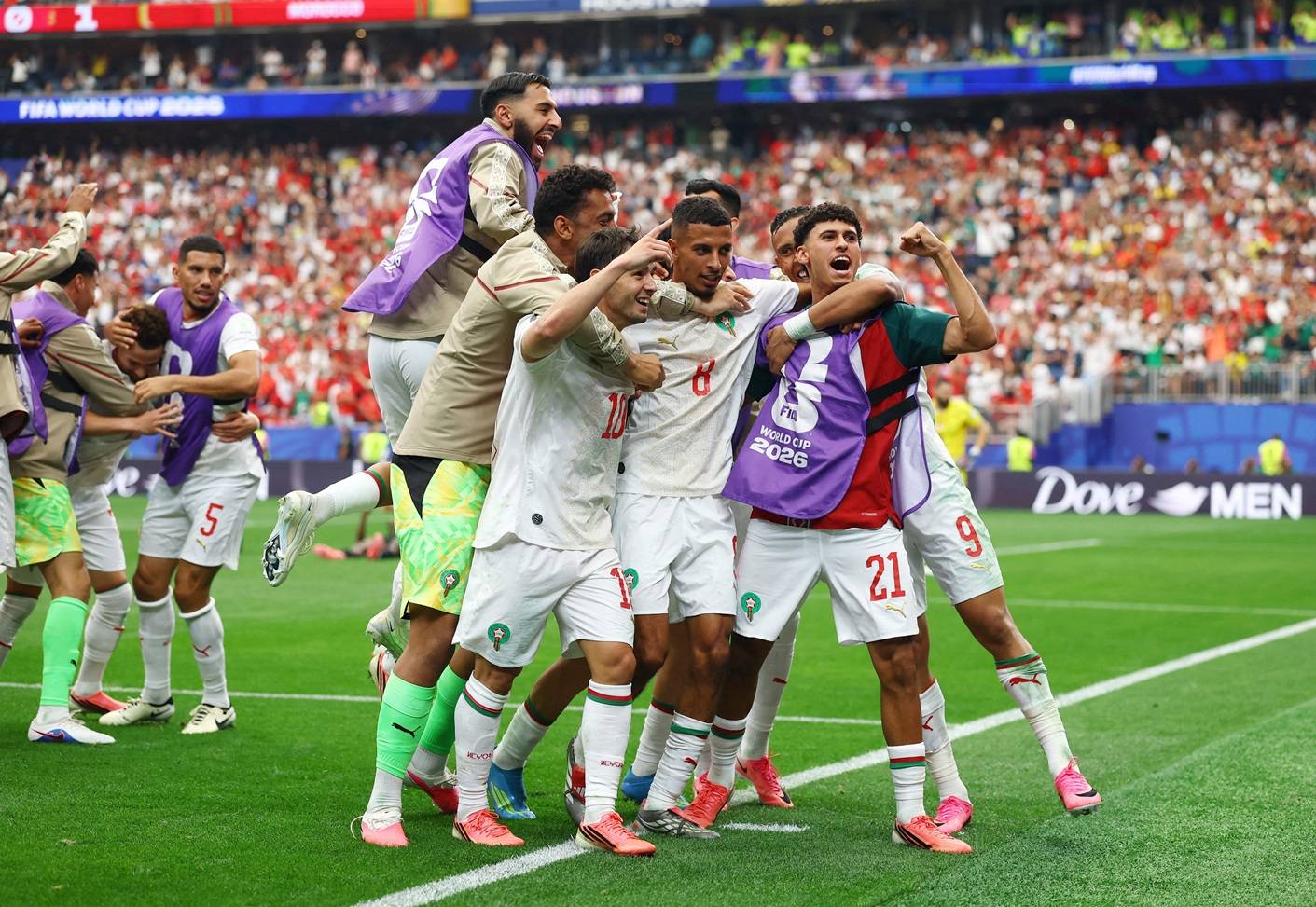 Futebol - Copa do Mundo da FIFA 2026 - Oitavas de final - Canadá x Marrocos - Houston Stadium, Houston, Texas, EUA - 4 de julho de 2026.
Azzedine Ounahi, do Marrocos, comemora com os companheiros após marcar o segundo gol da equipe.
REUTERS/Hannah McKay