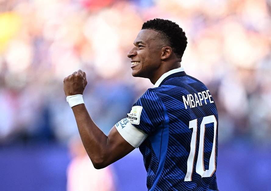 Futebol - Copa do Mundo da Fifa 2026 - Oitavas de final - Paraguai x França - Philadelphia Stadium, Filadélfia, Pensilvânia, EUA - 4 de julho de 2026. O francês Kylian Mbappé comemora após marcar o primeiro gol da equipe. REUTERS/Dylan Martinez

