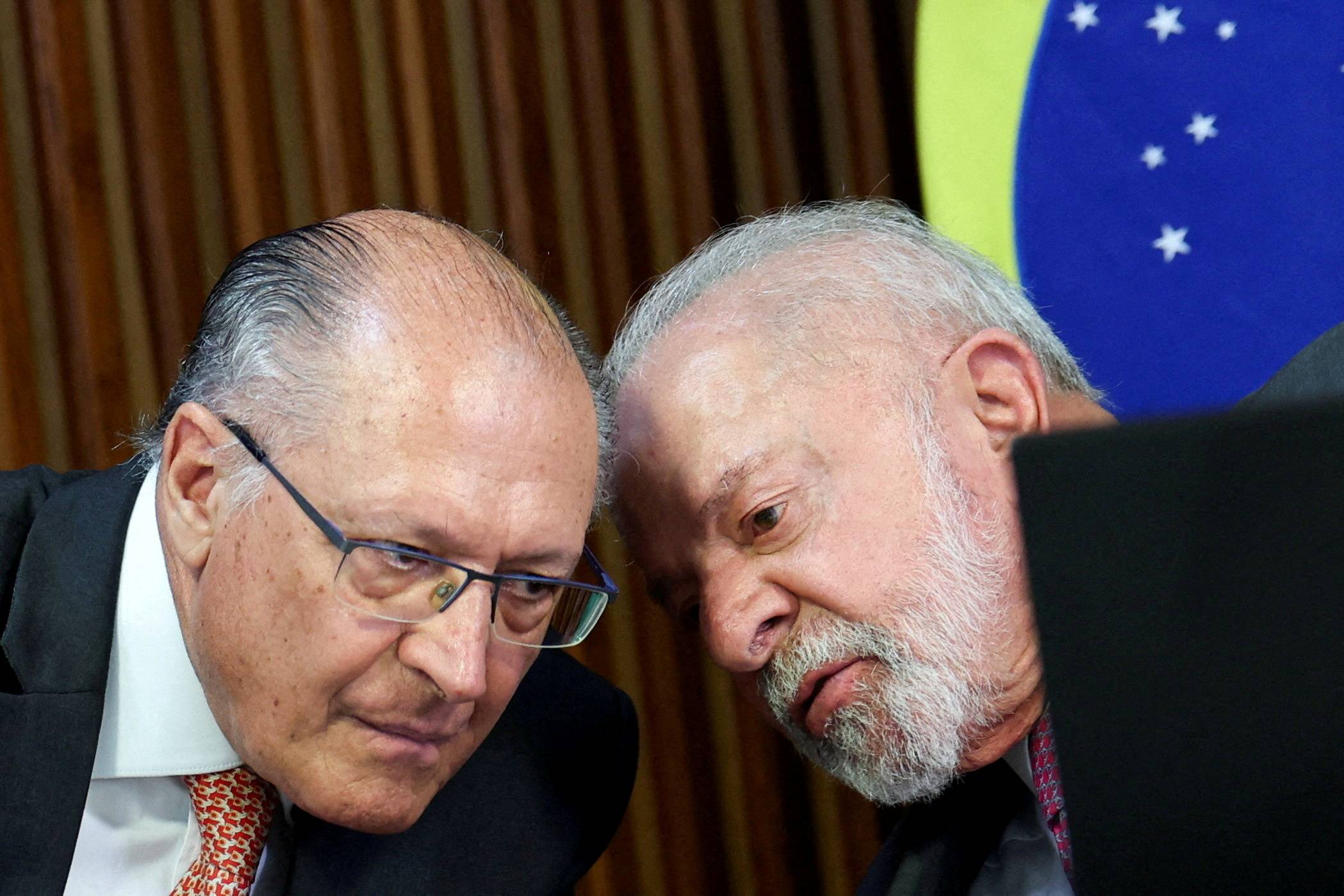 O presidente do Brasil, Luiz Inácio Lula da Silva (à direita), conversa com o vice-presidente, Geraldo Alckmin, durante uma reunião ministerial no Palácio do Planalto, em Brasília, Brasil, em 31 de março de 2026. REUTERS/Adriano Machado/Foto de Arquivo
