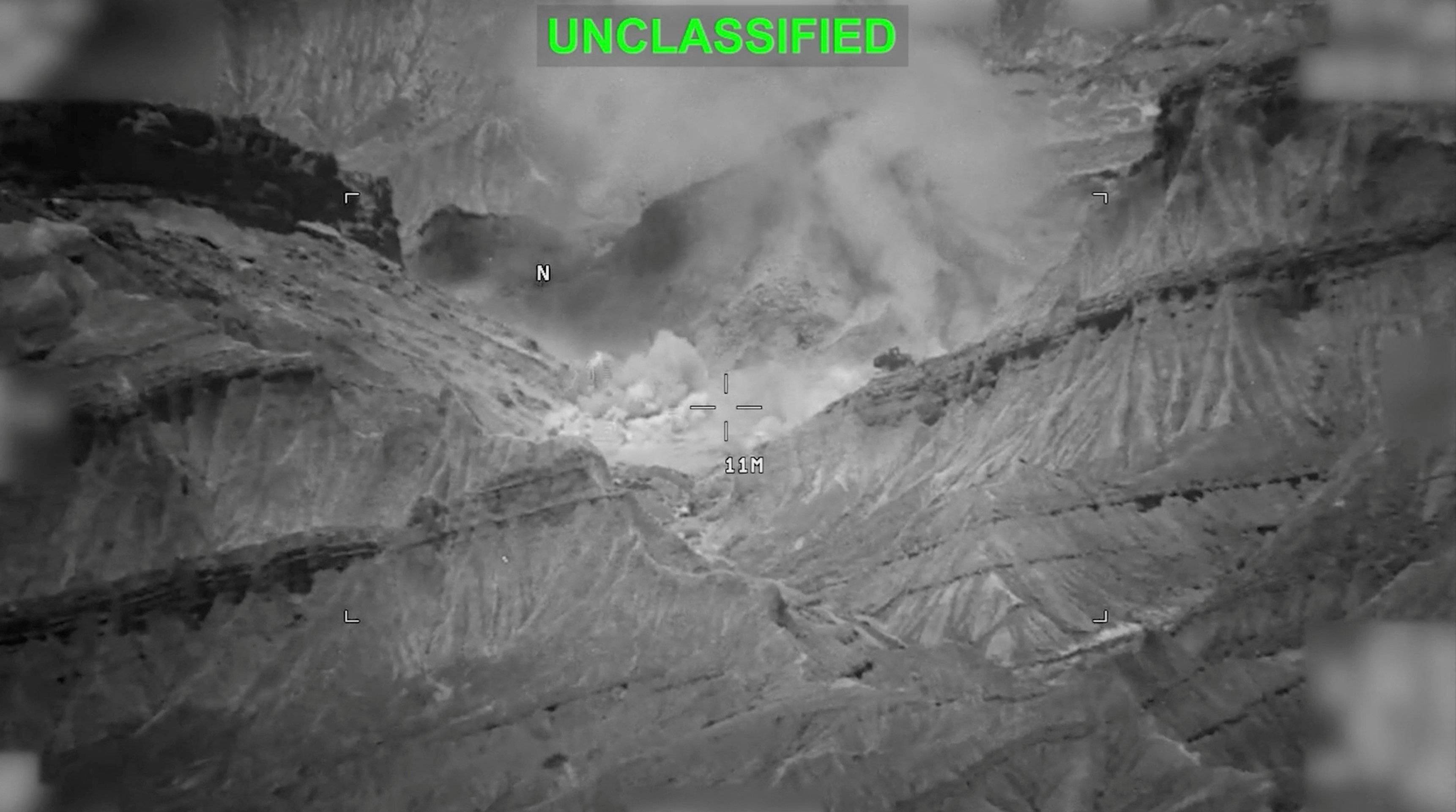 Fumaça sobe de uma explosão em local não identificado, durante o que o Comando Central dos Estados Unidos (CENTCOM) diz serem ataques contra o Irã, nesta captura de tela feita de um vídeo de divulgação publicado em 18 de julho de 2026. Comando Central dos Estados Unidos/Divulgação via REUTERS. ESTA IMAGEM FOI FORNECIDA POR TERCEIROS. CRÉDITO OBRIGATÓRIO. SOBREPOSIÇÃO E MASCARAMENTO NA ORIGEM.