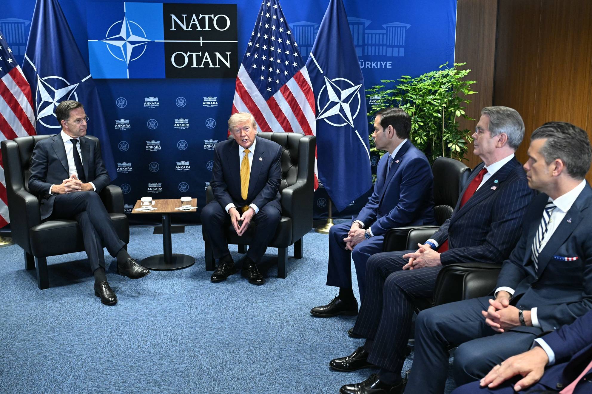 O secretário-geral da Otan, Mark Rutte, o presidente Donald Trump, o secretário de Estado dos EUA, Marco Rubio, o secretário do Tesouro, Scott Bessent, e o secretário de Defesa, Pete Hegseth, da esquerda para a direita, durante a cúpula da Otan em Ancara, em 8 de julho.

Fotógrafo: Saul Loeb/AFP/Getty Images