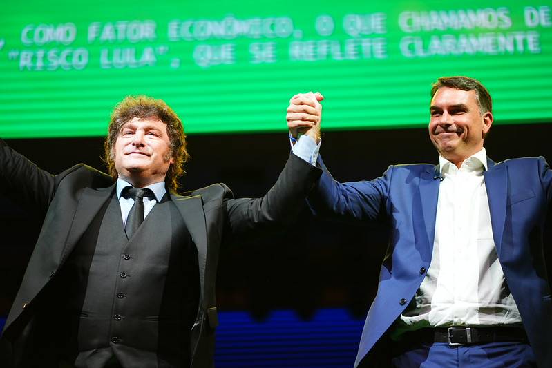 O presidente da Argentina, Javier Milei, posa ao lado de Flávio Bolsonaro. Foto: Vittor Sales
